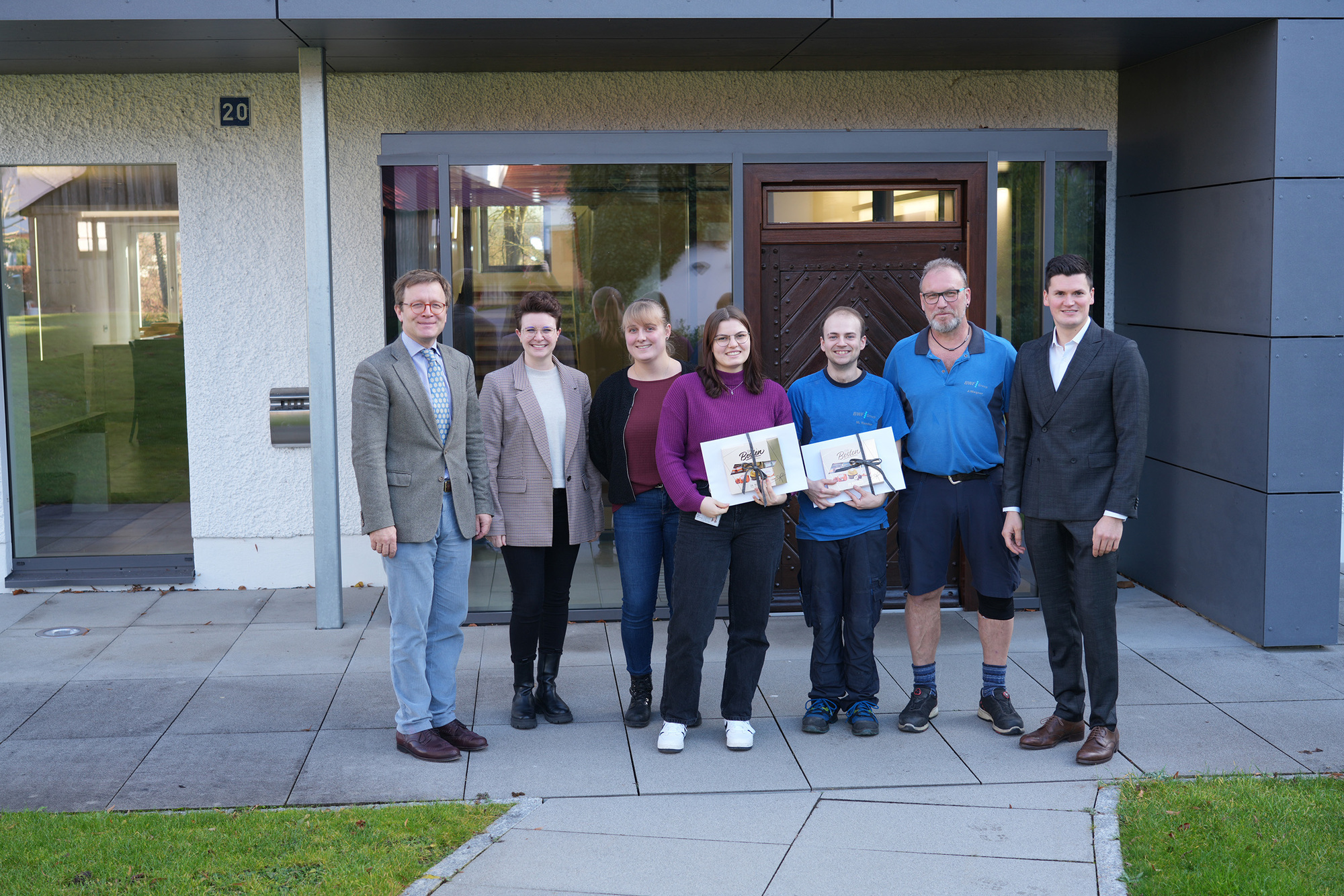 Mirjam Berchtold (mitte) wurde als beste Textillaborantin in Schwaben und Matthew Hander (3. v. r.) als deutschlandweit bester Verfahrensmechaniker für Kunststoff- und Kautschuktechnik ausgezeichnet. Foto: BWF Group