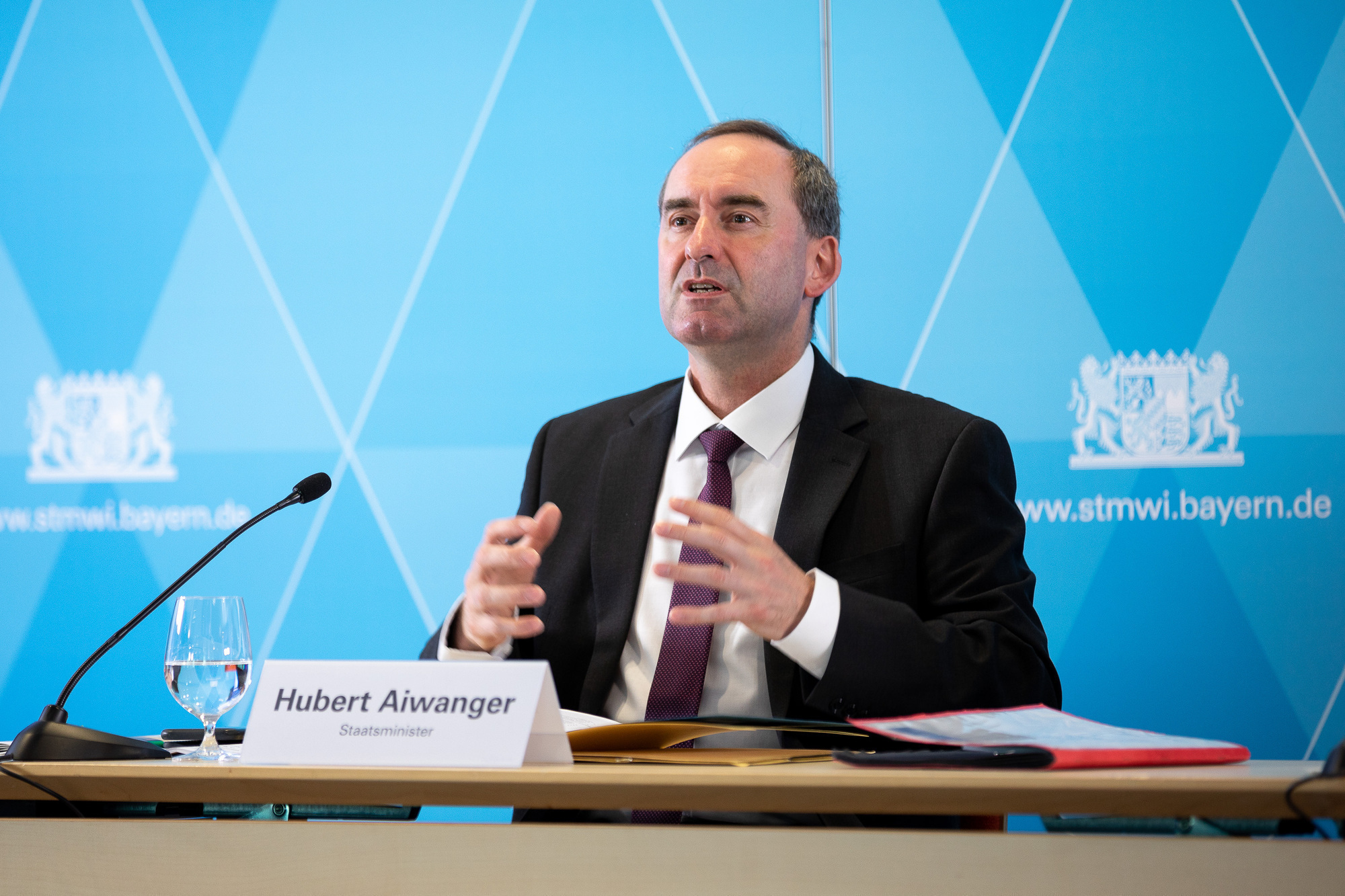 Bayerns Wirtschaftsminister Hubert Aiwanger erklärt, wie der TechHUB Wirtschaft, Wissenschaft und Politik stärken kann.