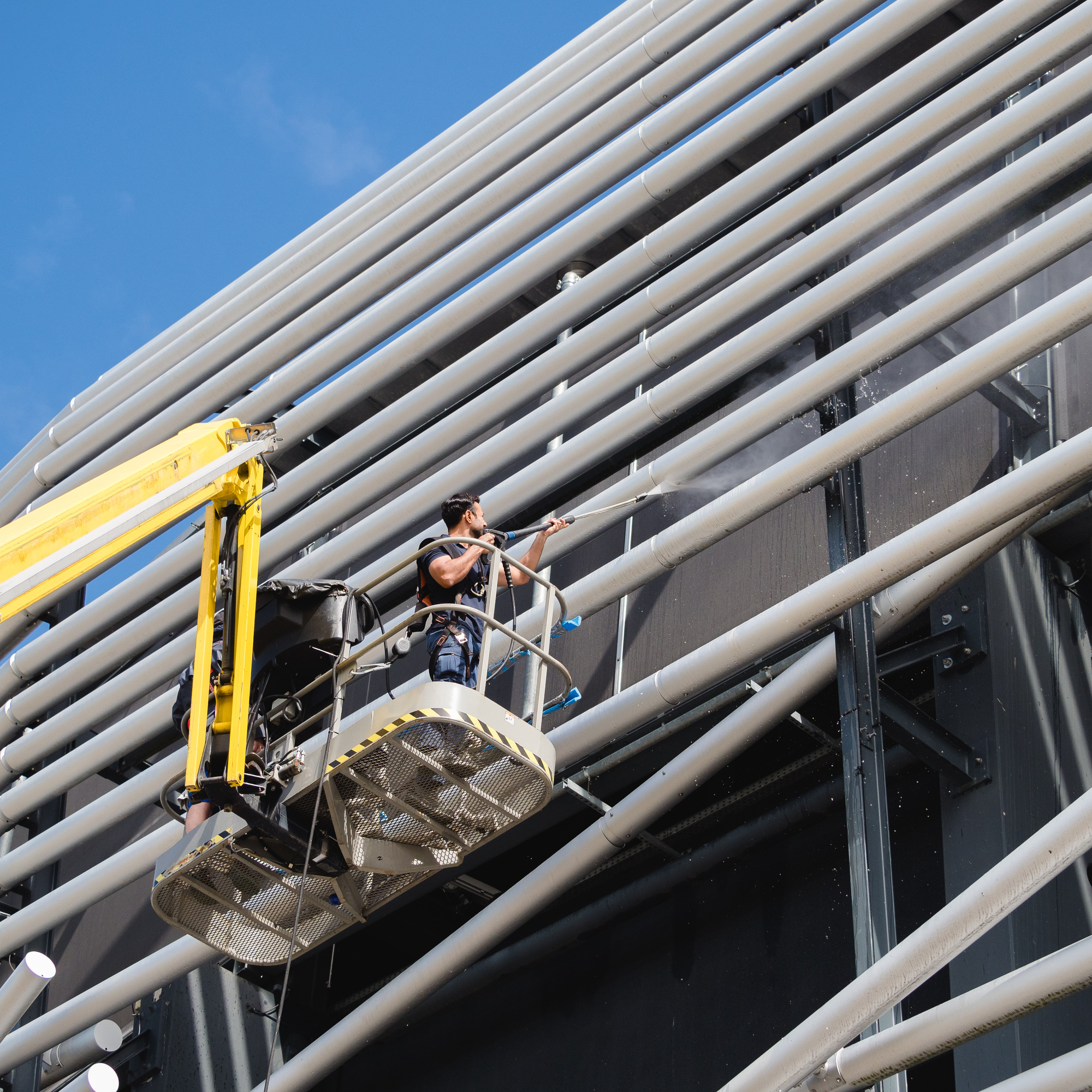 Blitz-Blank reinigt die Fassade der Augsburger WWK-Arena. Foto: Stefan Winterstetter