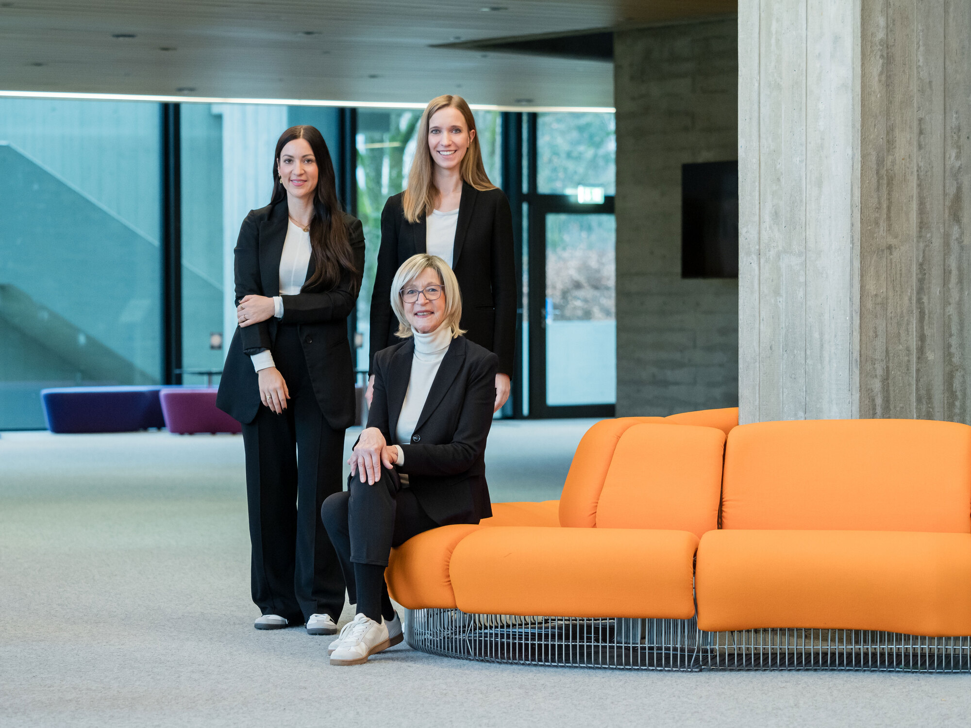 In dritter Generation führen Heidi Schindler (Mitte), ihre Töchter Verena Sonntag (l.) und Sabrina Sattler (r.) die Blitz-Blank Gebäudereinigungs GmbH. Foto: Stefan Winterstetter