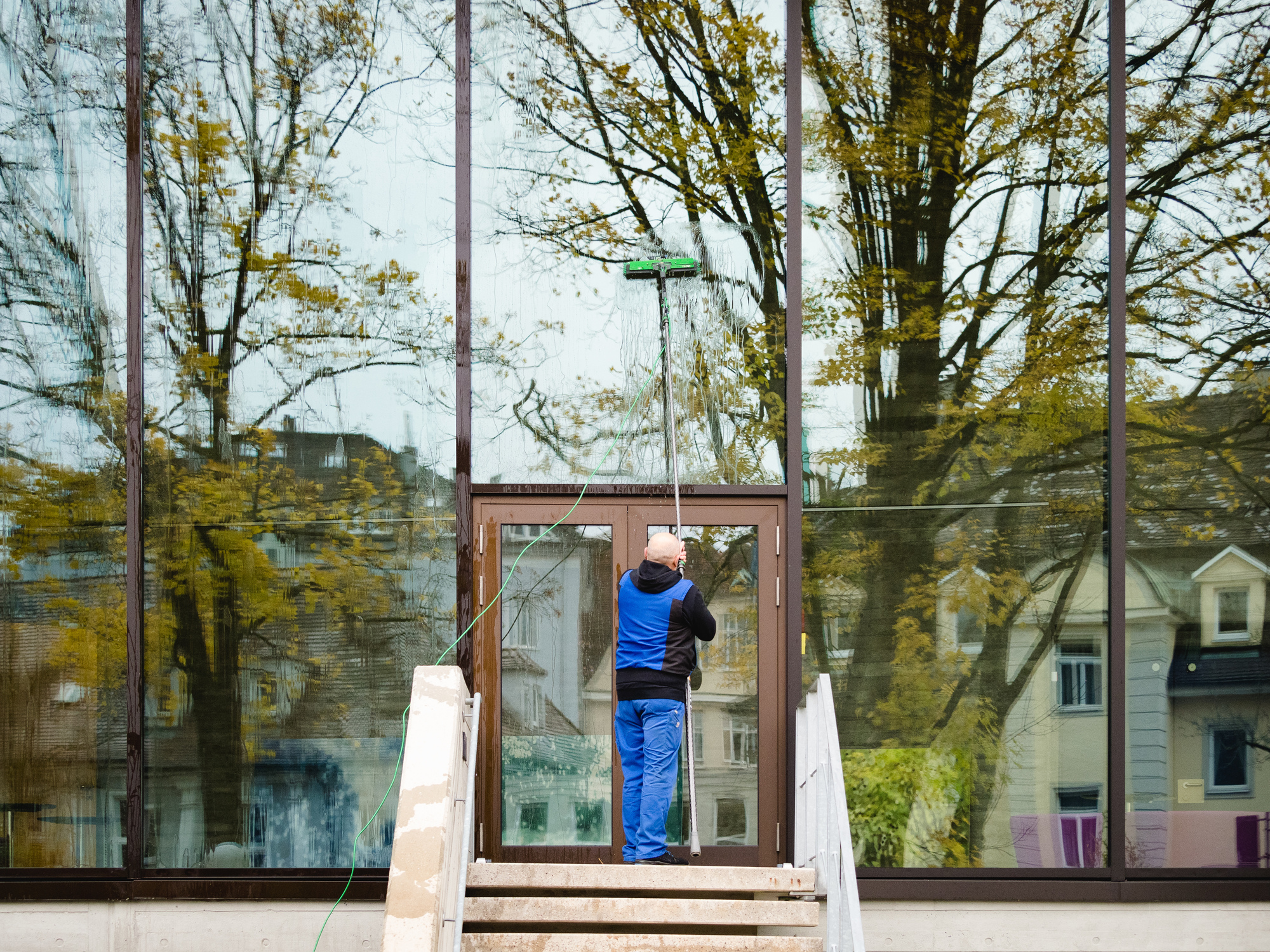Mit dem Prinzip der Osmosereinigung reinigt Blitz-Blank Glasflächen gründlich und ohne Schlieren – frei von Chemikalien. Foto: Stefan Winterstetter