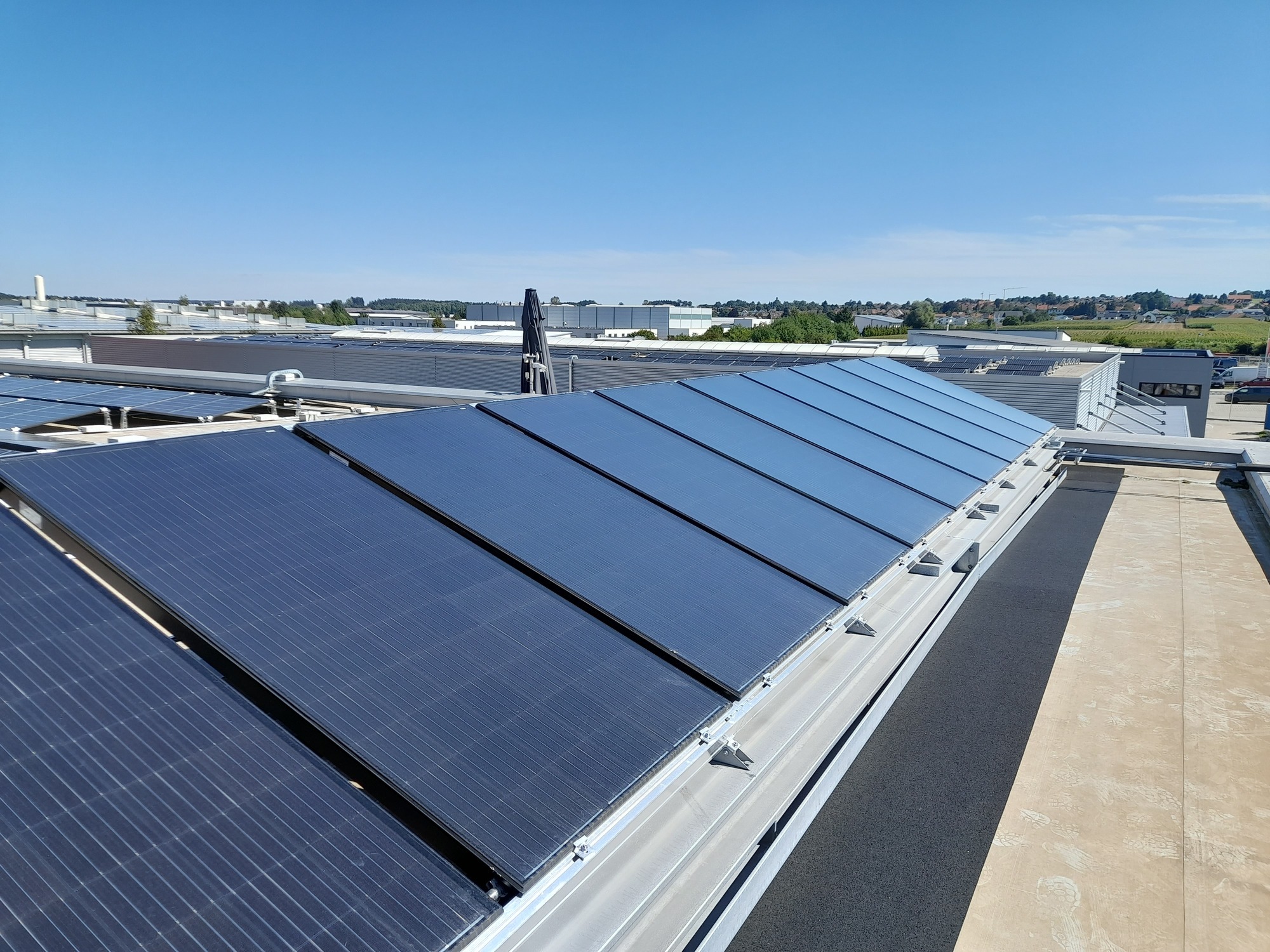 Die neuen PVT-Module auf dem Verwaltungsgebäude der varmeco