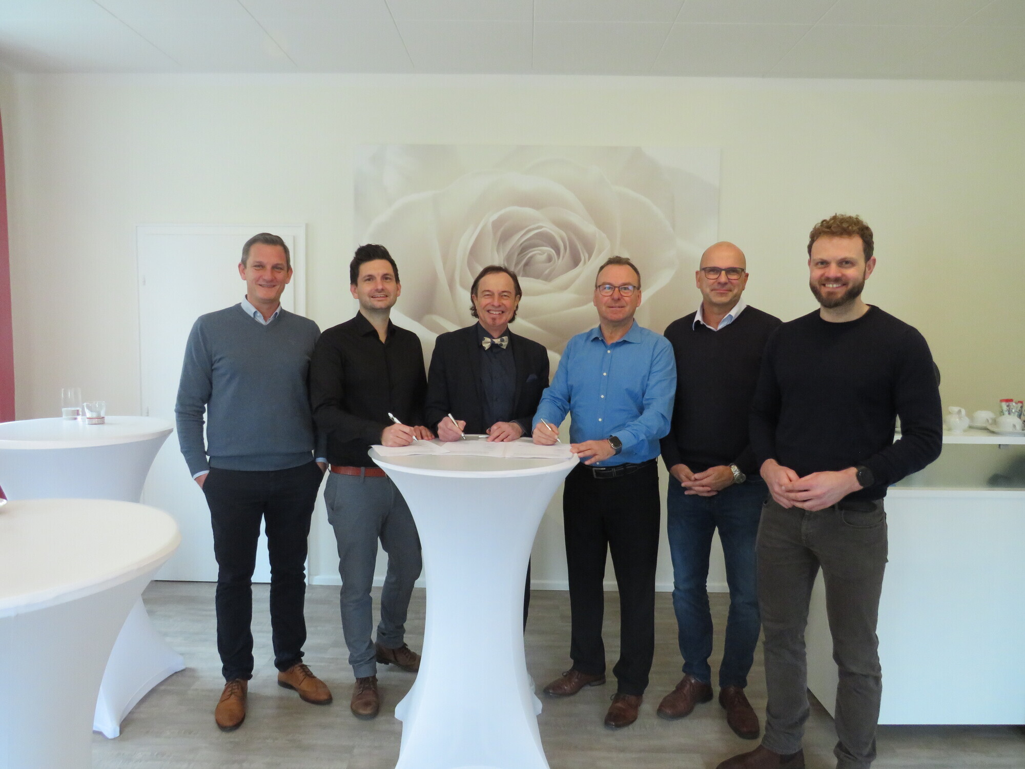 Sie haben die Absichtserklärung für einen Zughalt in Zusmarshausen unterschrieben. Von links: Thomas Hausruckinger (Leiter der Planung und Realisierung NBS Ulm-Augsburg), Johannes Metzger (Projektabschnittsleiter bei DB InfraGO AG), Zusmarshausens Bürgermeister Bernhard Uhl, Günter Sauer (Niederlassungsleitung Vertrieb bei Chefs Culinar), Nils Markmann (Niederlassungsleitung Betrieb bei Chefs Culinar) und Jakob Neumann (DB-Projektkommunikation). Foto: Markt Zusmarshausen