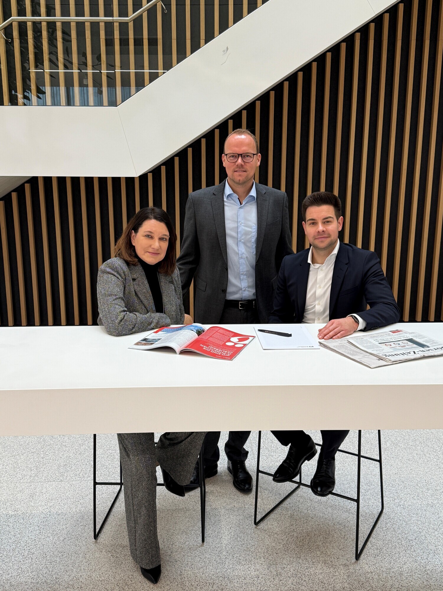 Übernehmen Verantwortung für die Wirtschaft in der Region (v.l.n. r.): Simone Huber (Generalbevollmächtigte), Julian Leuschner (Leiter Gewerbekunden), Daniel Schickor (Vertriebsleiter). Foto: VR Handels- und Gewerbebank eG