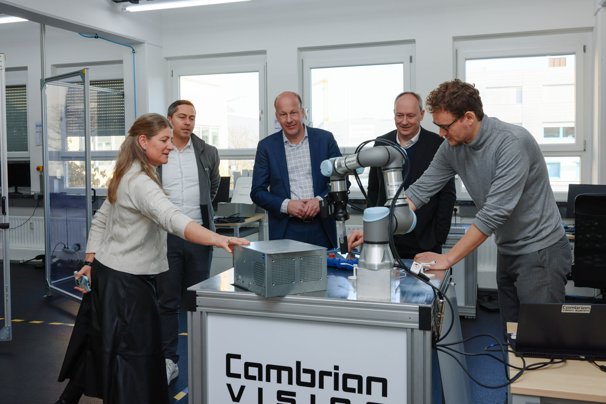 Landrat Martin Sailer (2. v.l.) zu Besuch bei der Cambrian Robotics GmbH in Königsbrunn.