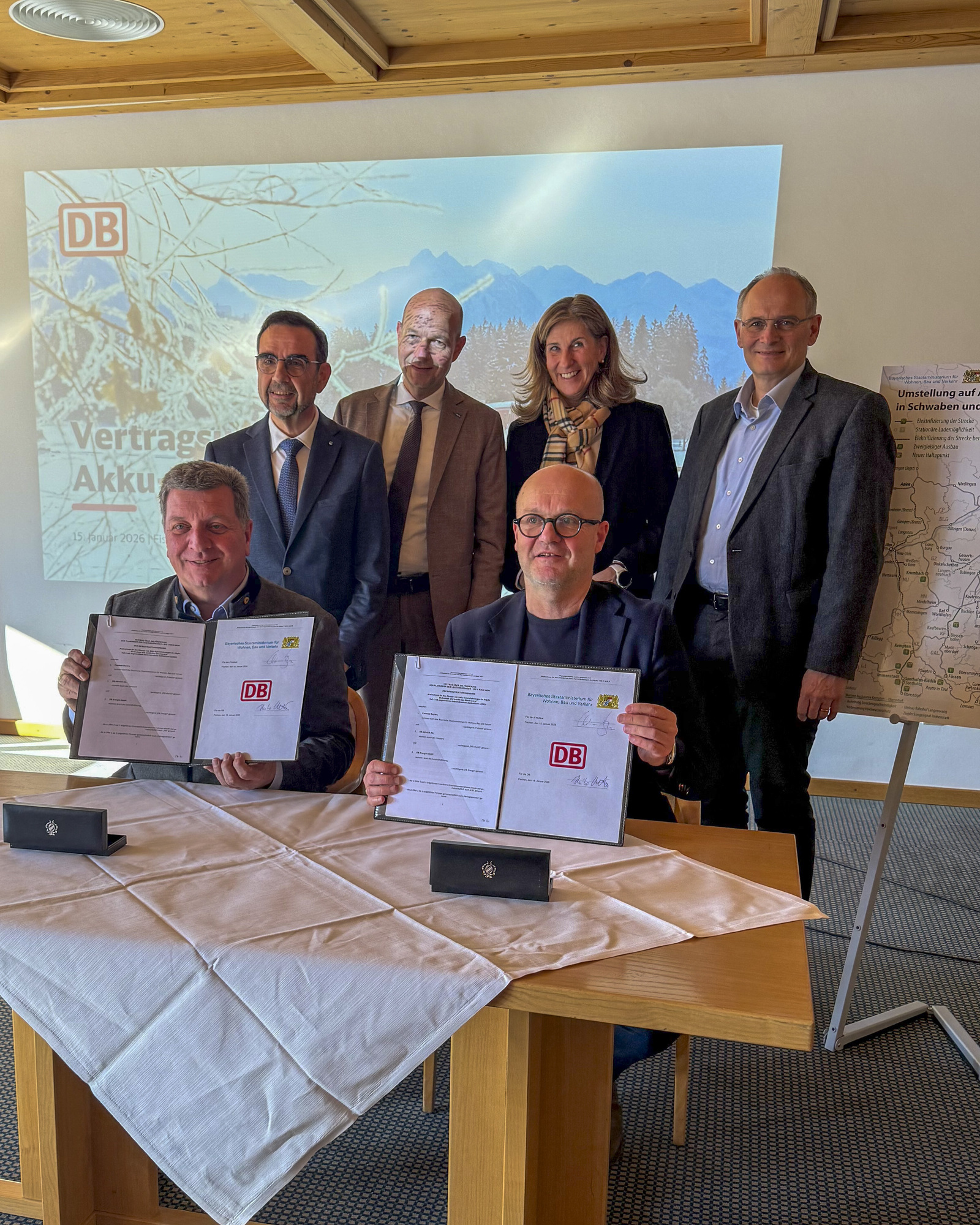 In rund 15 Jahren fährt der letzte Dieselzug in Bayerisch-Schwaben. Dafür haben Bayerns Verkehrsminister Christian Bernreiter und DB-Konzernbevollmächtigten Heiko Büttner (sitzend vorne) den Planungsauftrag unterzeichnet. Foto: Bayerisches Verkehrsministerium