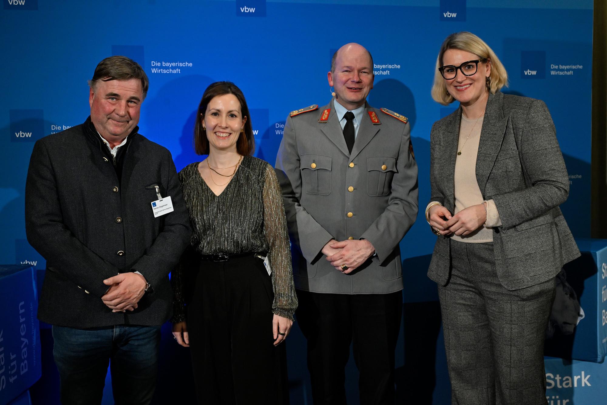 (von links) Werner Ziegelmeier, Stephanie Ammicht, Philipp Erwein Prinz von der Leyen vom vbw mit Gastredner Generalmajor Ruprecht von Butler und OB Eva Weber. Foto: Astrid Schmidhuber
