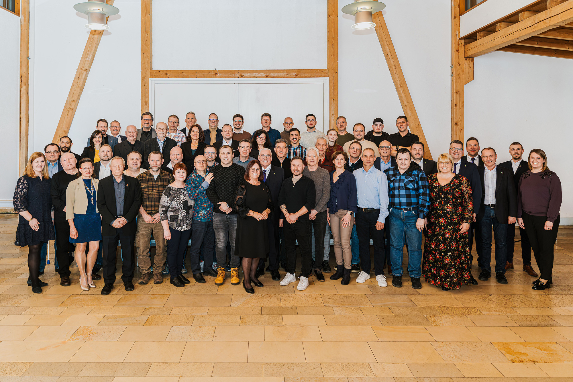 Die Geschäftsleitung mit Ferdinand Munk und Alexander Werdich ehrt die Jubilare der Munk Group mit Betriebszugehörigkeiten von fünf bis 45 Jahren. Foto: Tobias Atzkern, Munk Group