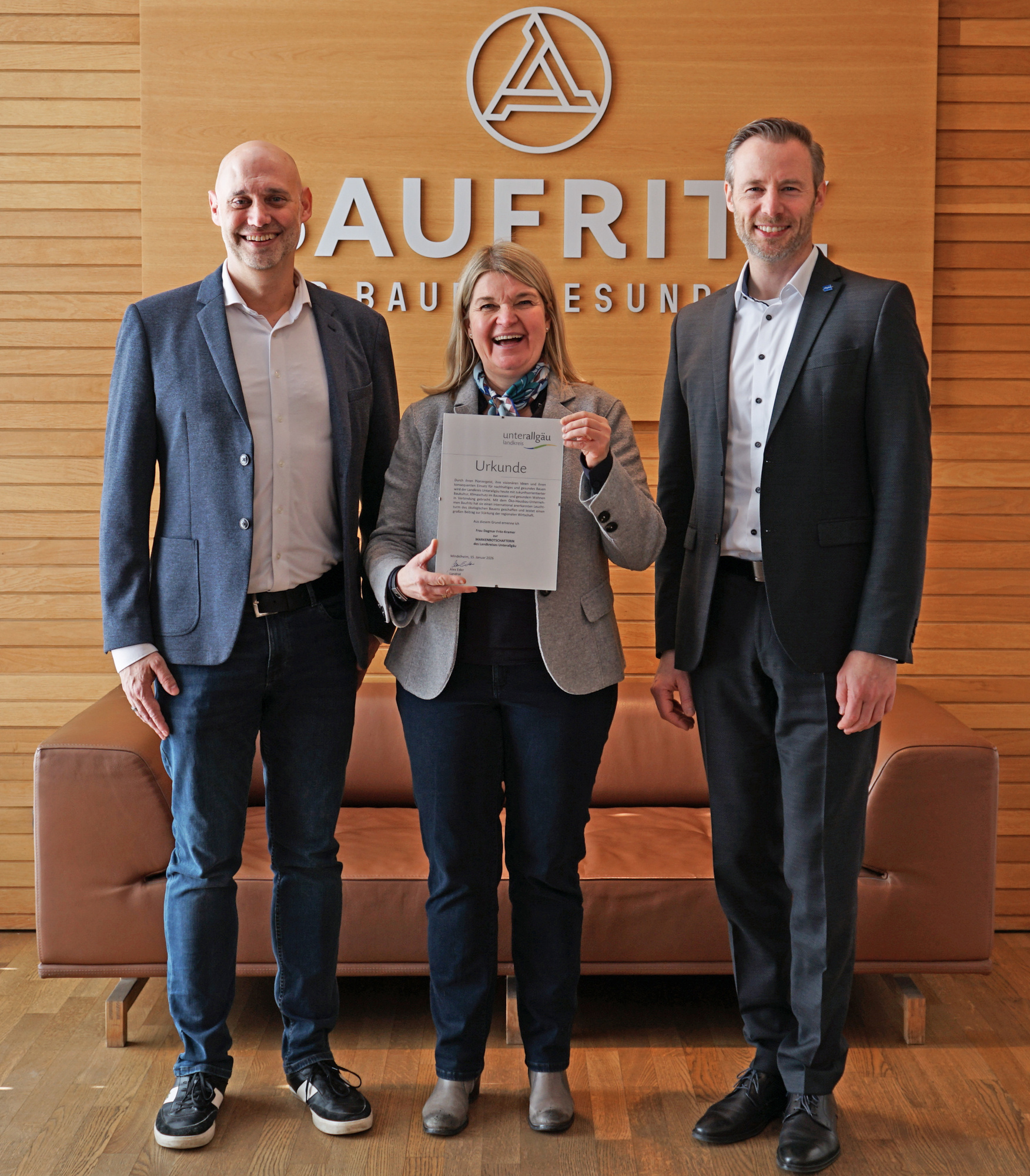 Die Geschäftsführerin von Baufritz, Dagmar Fritz-Kramer, ist als Markenbotschafterin des Landkreises Unterallgäu ausgezeichnet worden. Das Bild zeigt sie zusammen mit Landrat Alex Eder (rechts) und Wirtschaftsförderer Michael Stoiber (links). Foto: Alicia Zeisele/ Baufritz