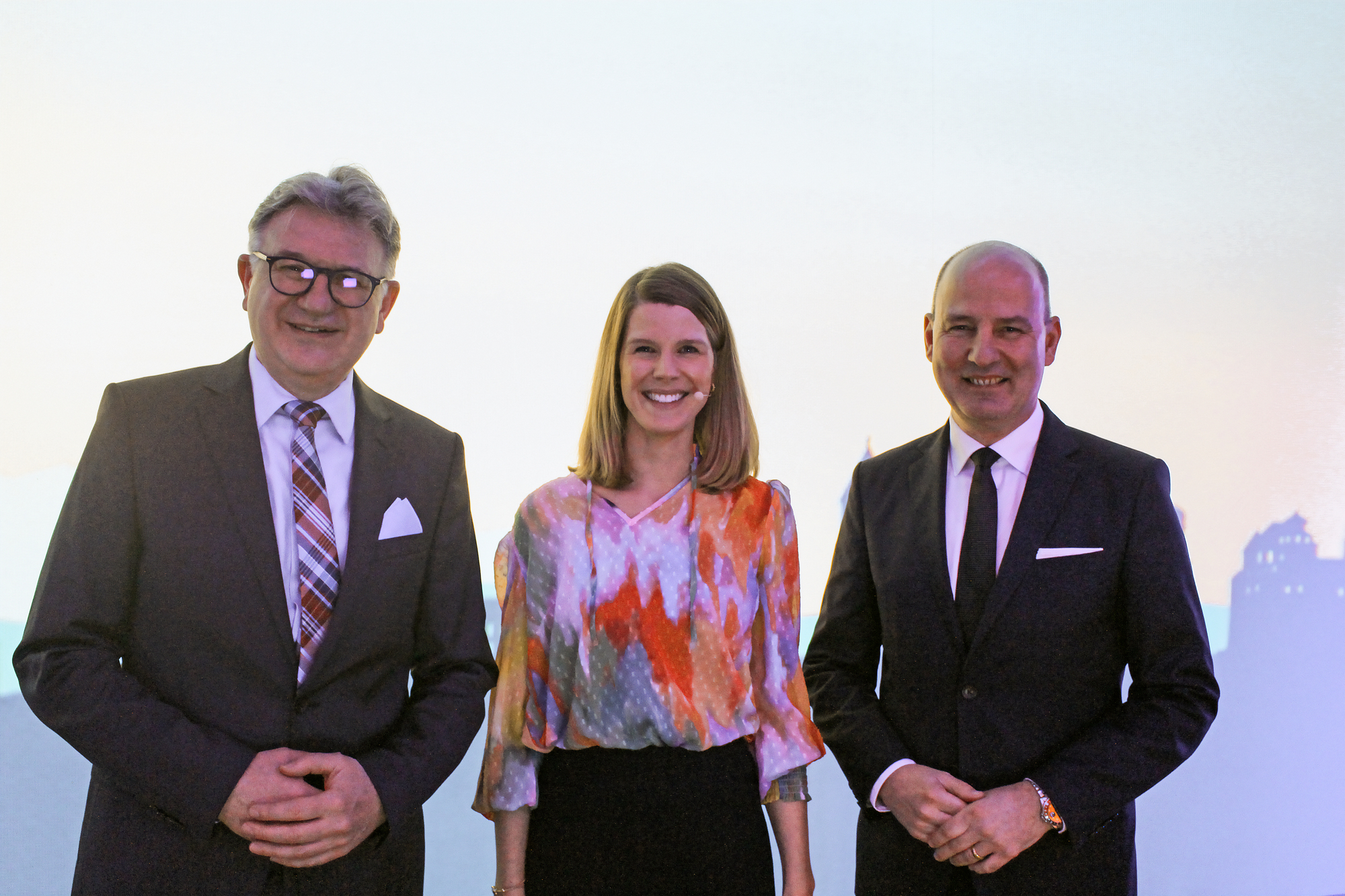 IHK-Präsident Reinhold Braun (links) und IHK-Hauptgeschäftsführer Marc Lucassen (rechts) haben beim Neujahrsempfang 2026 den Schwerpunkt auf Leadership gelegt. Als Key-Speakerin war dazu Laura Bornmann (Mitte) eingeladen. Foto: B4B/ Angelina Märkl
