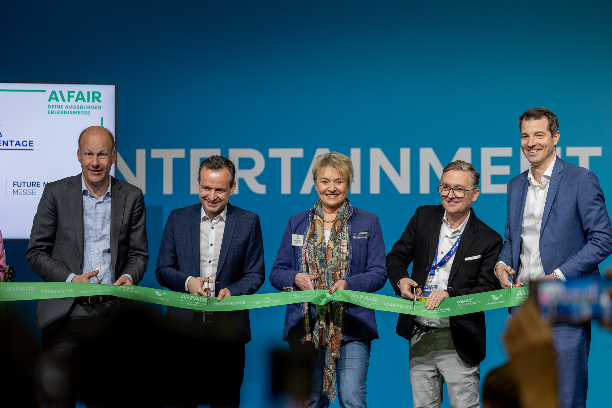 Bei der Eröffnung der ersten A\Fair 2025. Von links: Landrat Martin Sailer, Matthias Schmid (Mediengruppe Pressedruck), Petra Griebel (MPA Public Relations &amp; Event Agentur), Fabian Lohr (pro air Medienagentur) und Lorenz A. Rau (Messe Augsburg). Foto: Messe Augsburg