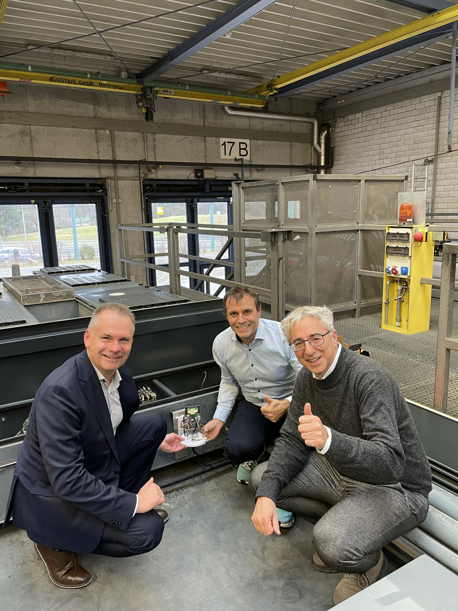 Auf dem Dach einer Straßenbahn mit dem AirTrack (v.li.): Klaus Röder, Leiter Fahrzeuge der swa, Jürgen Perlich, Leiter der swa-S