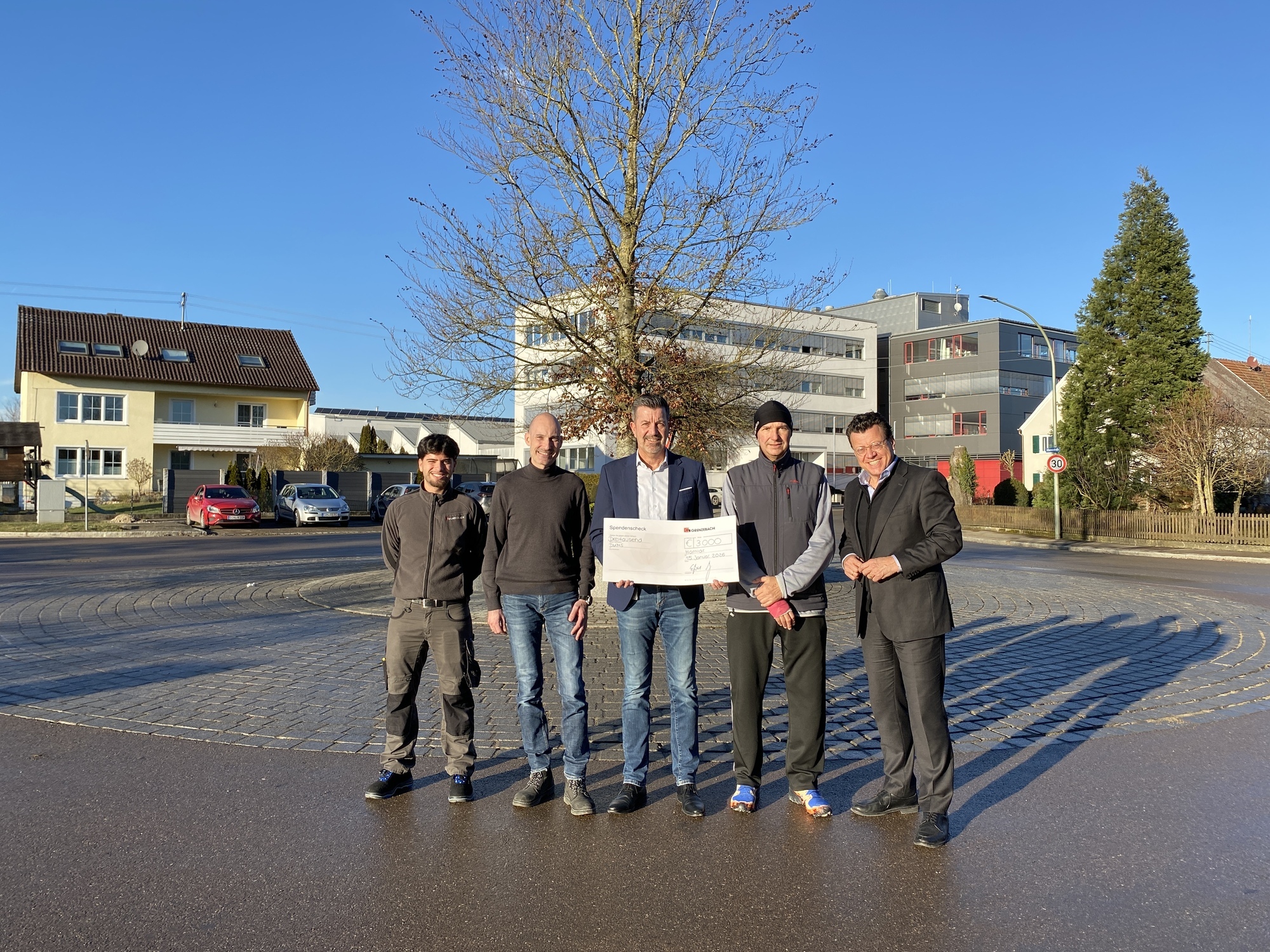 Bei der symbolischen Übergabe am. 15. Januar waren Egbert Wenninger (Standortleiter), Steven Althaus (CEO Grenzebach Gruppe), Mi