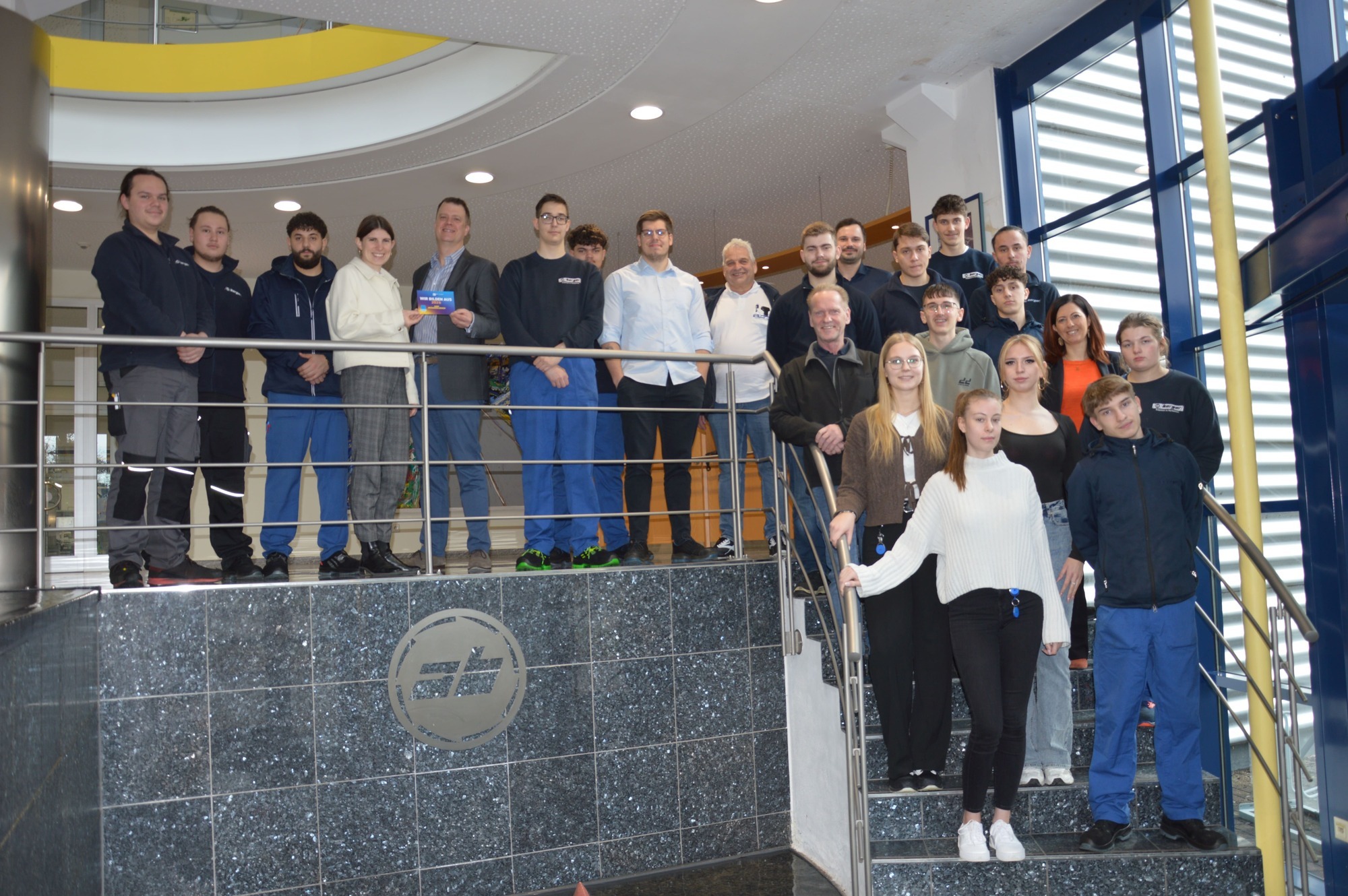 IHK-Regionalgeschäftsführerin Annalena Richter überreichte den Ausbildungsaufkleber persönlich an Geschäftsführer Jonathan Strin