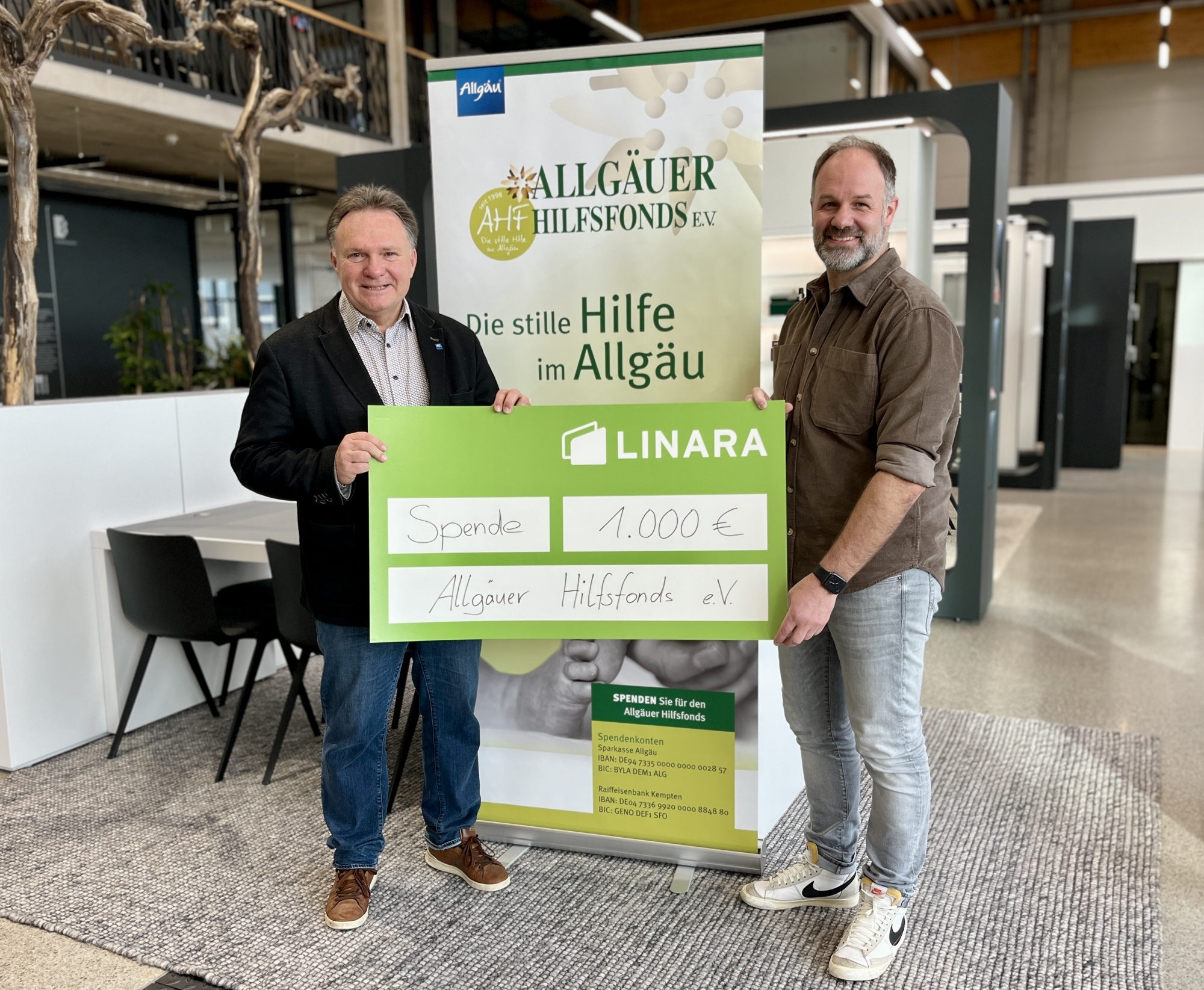 (v.l.n.r.:) Stefan Bosse (Vorsitzenderdes Allgäuer Hilfsfonds e.V. und Oberbürgermeister der Stadt Kaufbeuren) und Leif Würtz (S