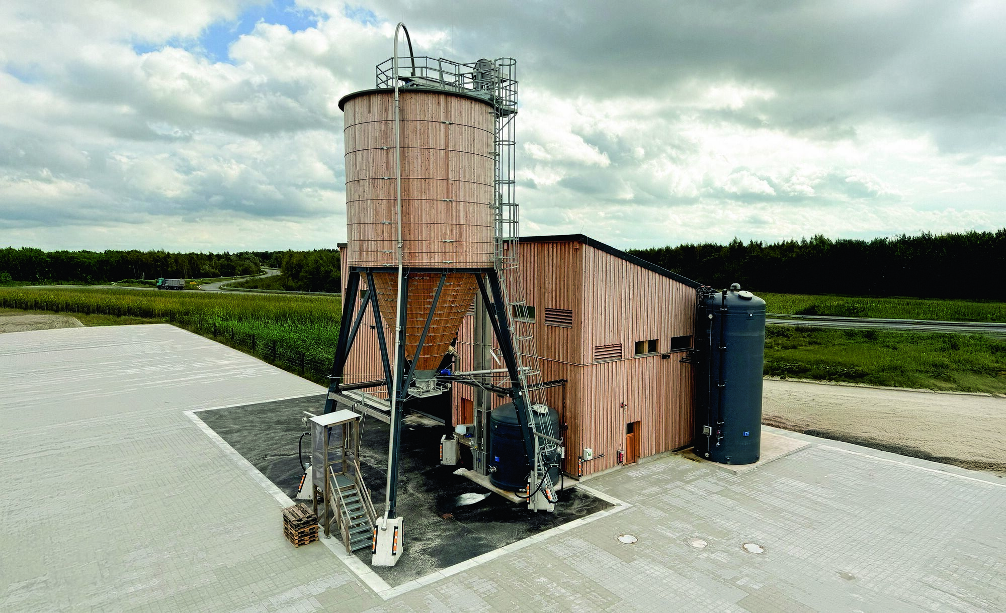 Eine Winterdienst-Gesamtanlage mit Salzlagerhalle.