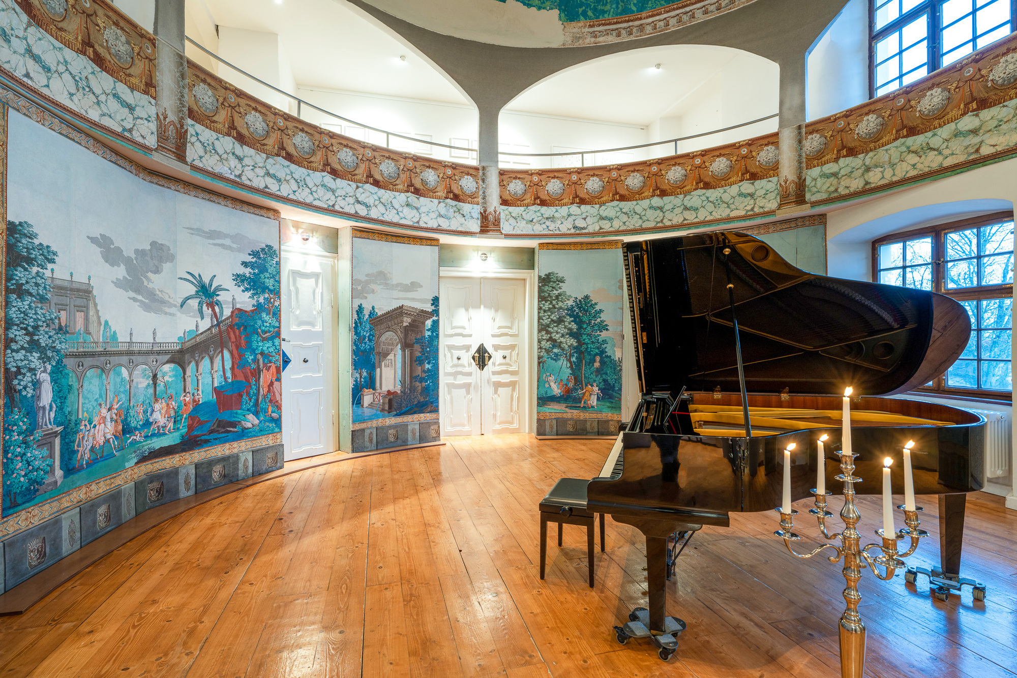 Das zweigeschossige Rokoko-Theater mit handbedruckten Tapeten von 1825 bietet einen besonderen Rahmen für ausgewählte Anlässe. Foto: Hotel Schloss Lautrach