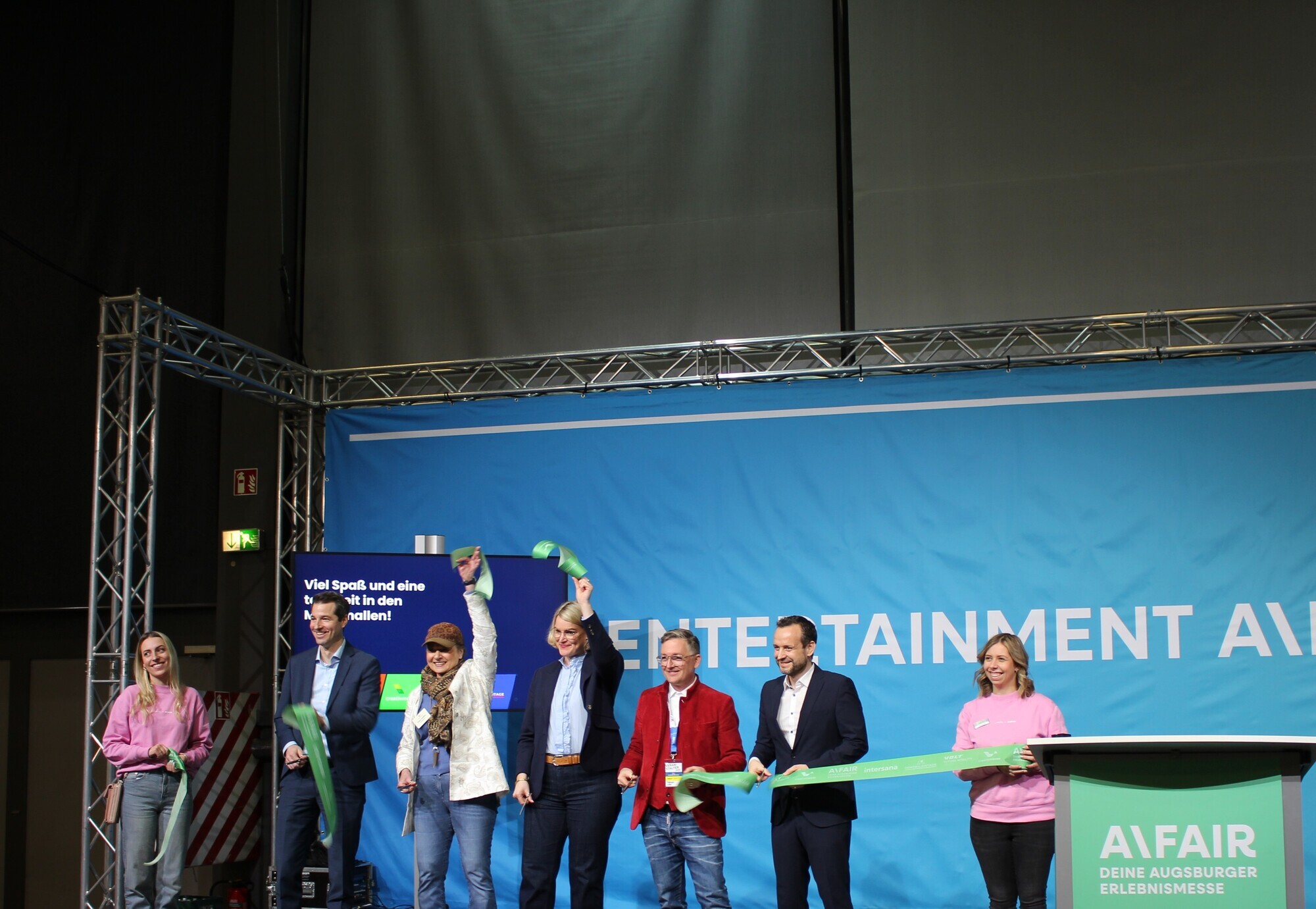Die Eröffnung der A\Fair 2026. Von links: Lorenz A. Rau (Messe Augsburg), Petra Griebel (MPA Public Relations &amp; Event Agentur), Oberbürgermeisterin Eva Weber, Fabian Lohr (pro air Medienagentur) und Matthias Schmid (Mediengruppe Pressedruck). Foto: B4BSCHWABEN.de / Katharina Seeburger