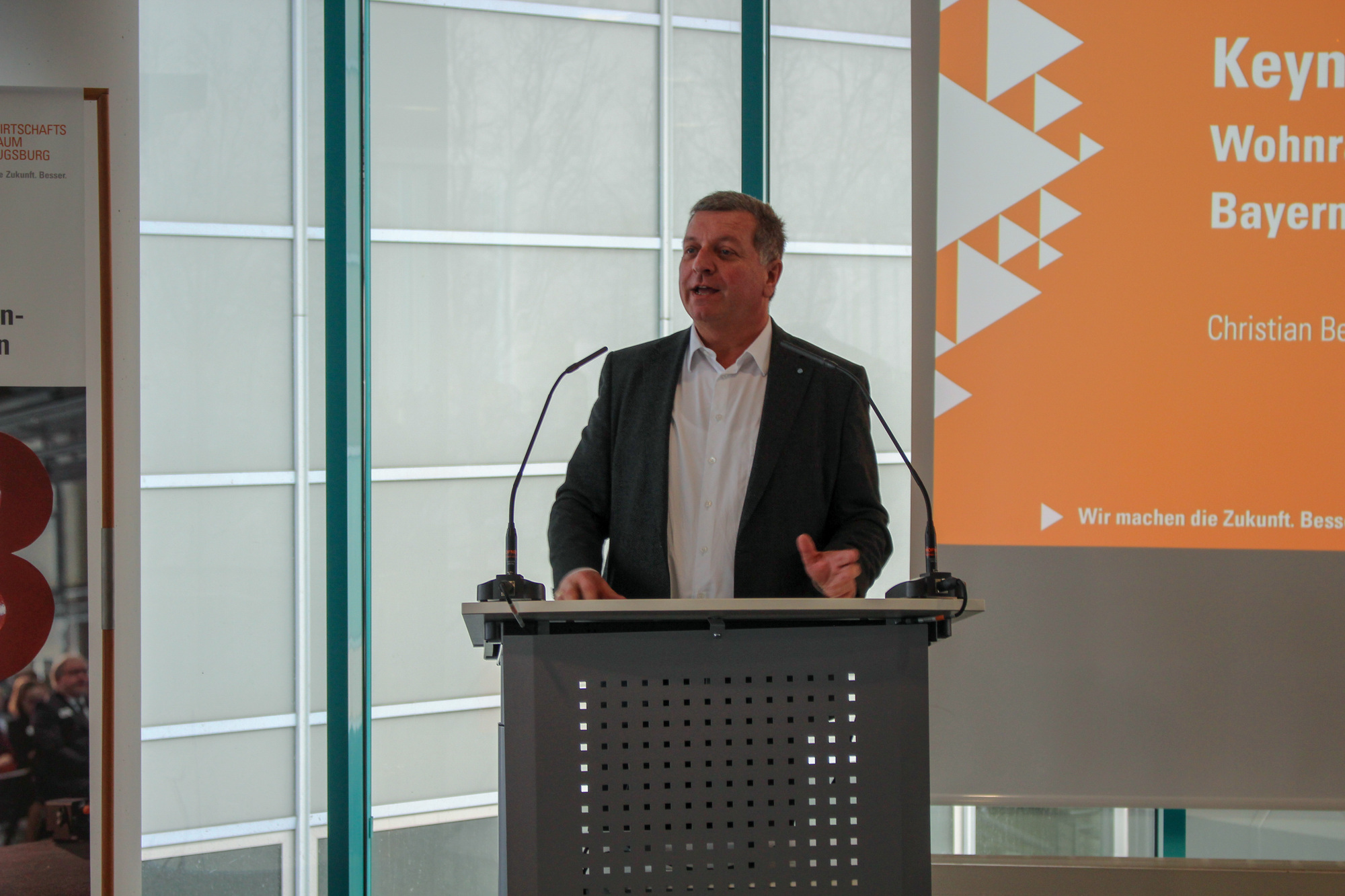 Christian Bernreiter war bei der Veranstaltung „Perspektive Wohnungsbau in Augsburg und Bayern – Impulse, Herausforderungen und Lösungswege“ in Augsburg zu Gast. Eingeladen hatte die Regio Augsburg Wirtschaft GmbH zusammen mit dem A³ Aktivkreis Immobilien. Foto: B4B/ Katharina Seeburger