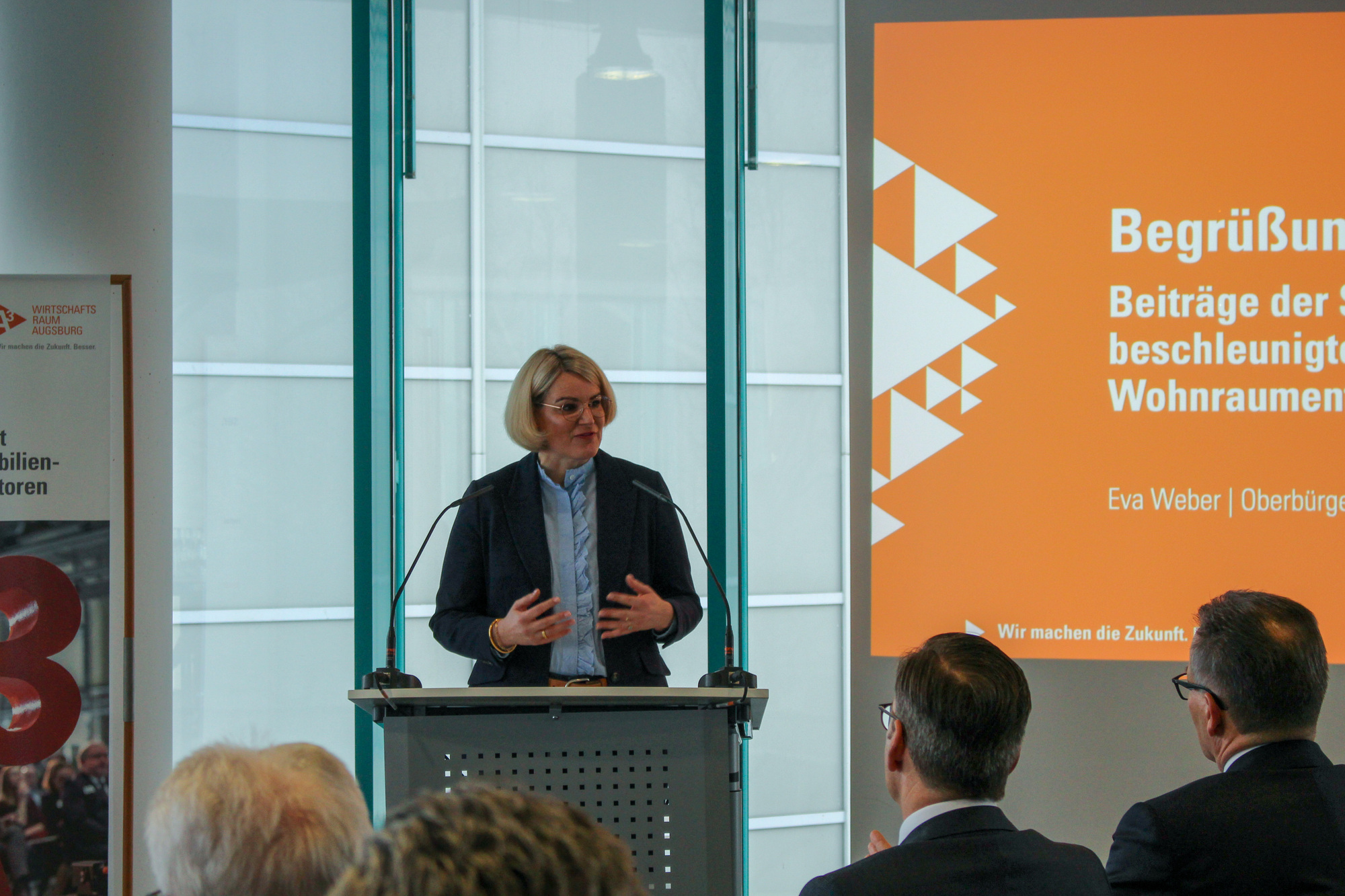 Eva Weber war bei der Veranstaltung „Perspektive Wohnungsbau in Augsburg und Bayern – Impulse, Herausforderungen und Lösungswege“ in Augsburg zu Gast. Eingeladen hatte die Regio Augsburg Wirtschaft GmbH zusammen mit dem A³ Aktivkreis Immobilien. Foto: B4B/ Katharina Seeburger