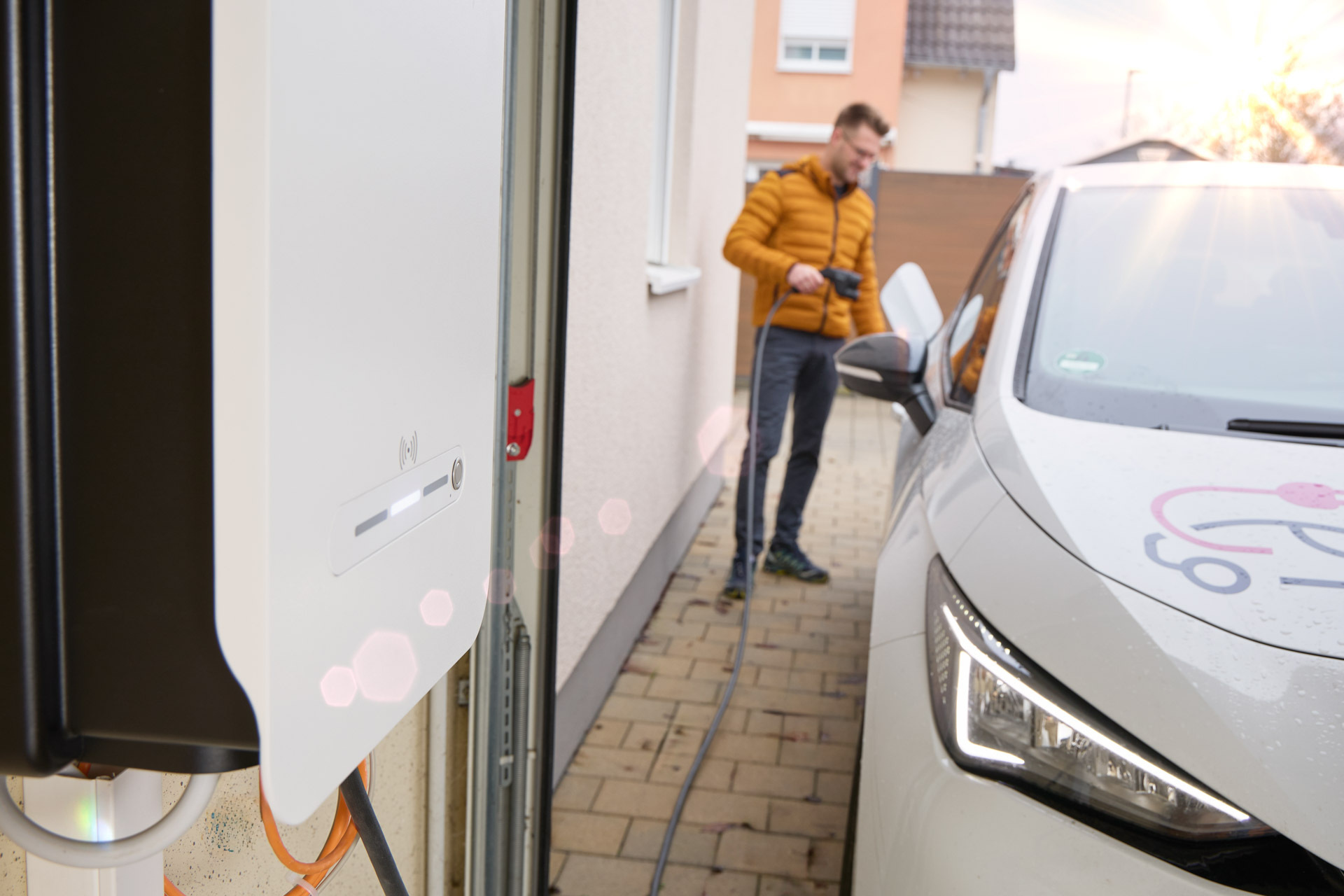 Zentrale Bestandteile des Praxistests: Eine bidirektionale DC-Wallbox mit integriertem Energiemanagementsystem sowie ein ISO-151