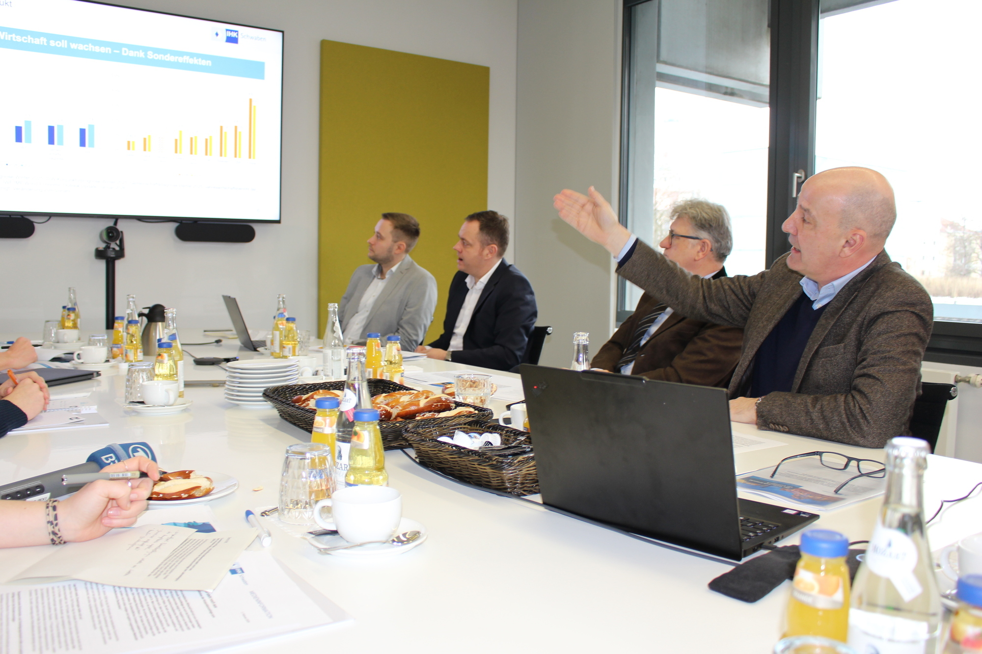 Hauptgeschäftsführer Dr. Marc Lucassen (r.) erläuterte den IHK-Konjunkturindex und sprach von „Comeback auf Raten“. Foto: B4BSCH