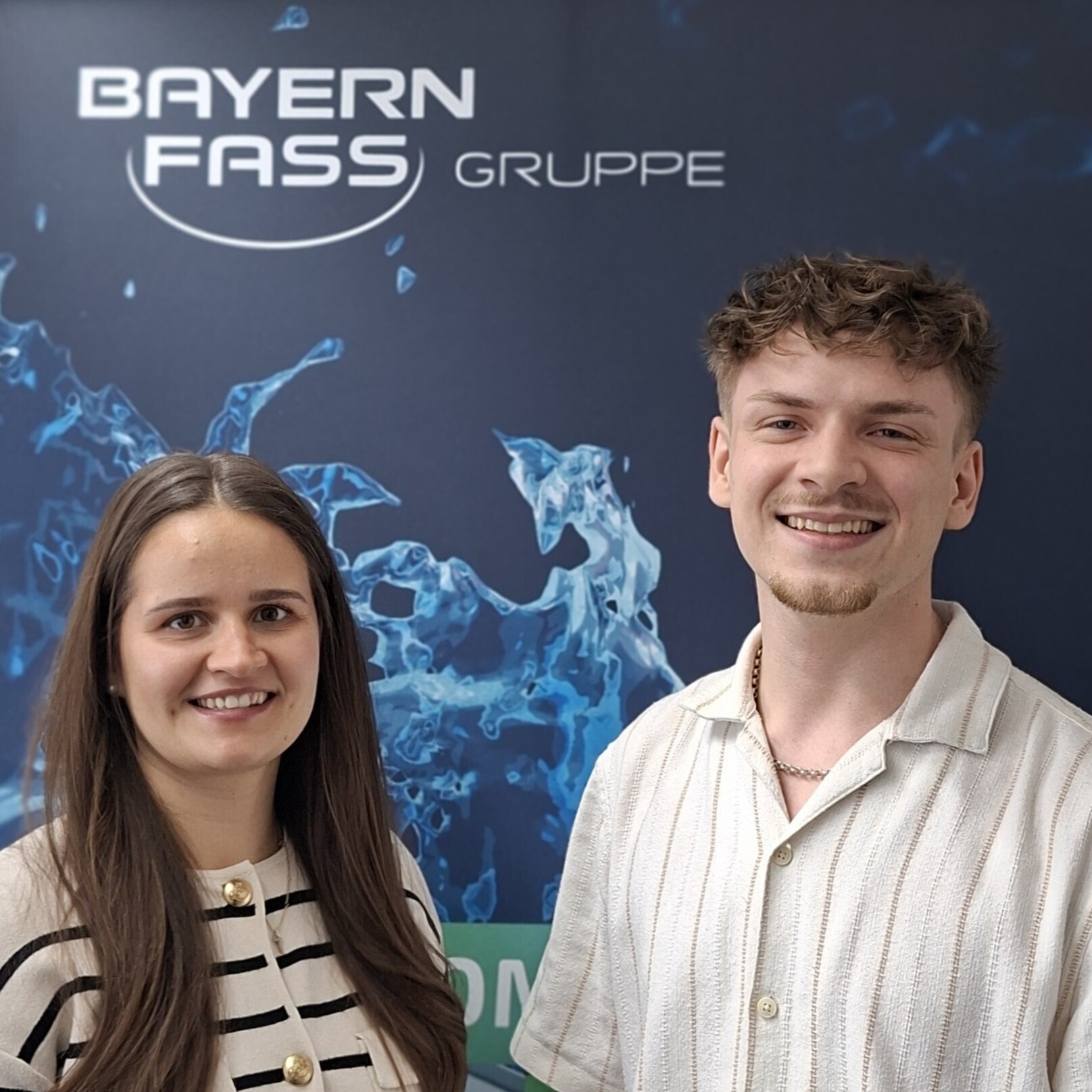 (v.l.n.r.:) Ausbilderin Sinja Jurowski und Absolvent Alexander Baier.