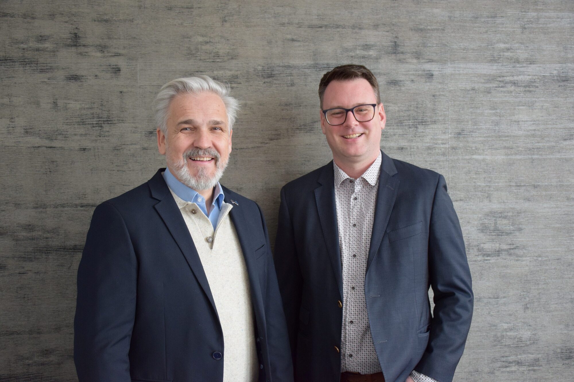 (v.l.n.r.:) Gemeinsam im Cockpit der Flughafen Memmingen GmbH: Der langjährige Geschäftsführer Ralf Schmid und Marcel Schütz, de
