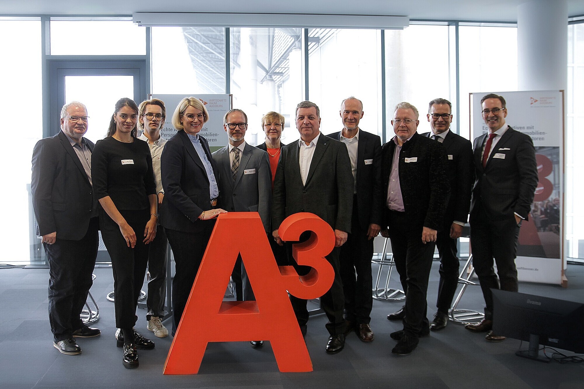 Von rechts: Dr. Mark Dominik Hoppe, Wolfgang Tinzmann, Stephan Deurer, Herbert Kriegel, Christian Bernreiter, Dr. Heike Piasecki, Benjamin Dierig, Eva Weber, Joel Armbruster, Naemi Niemann und Andreas Thiel. Foto: Regio Augsburg Wirtschaft GmbH