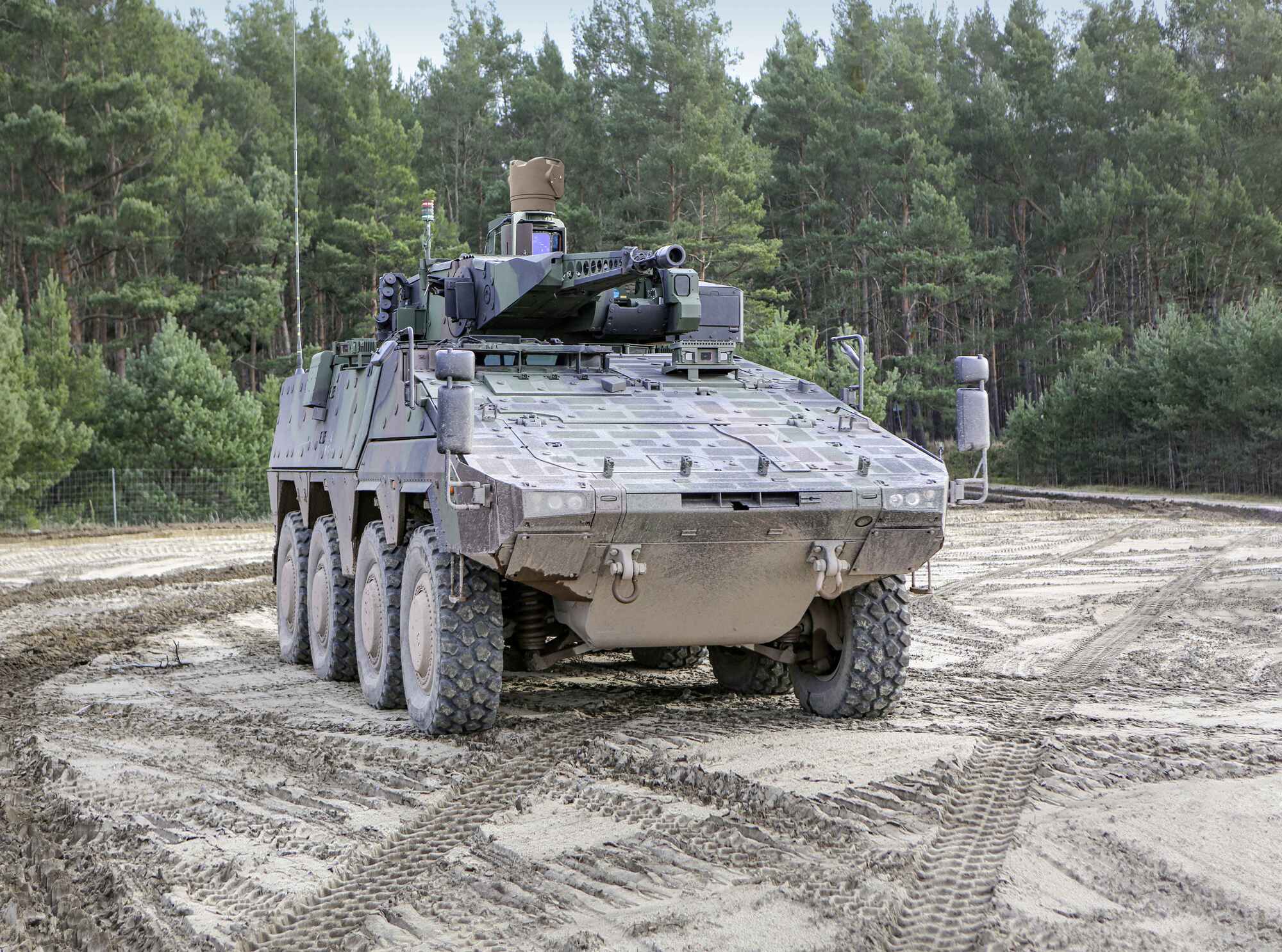Teil des Auftrags ist unter anderem die Ausstattung des abgebildeten Panzertyps Boxer RCT 303, auch „Schakal“ genannt. Foto: KNDS