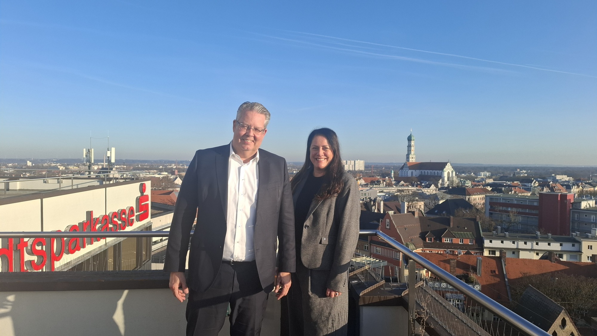 Nachhaltigkeit spielt bei Unternehmenskrediten der Stadtsparkasse Augsburg schon heute eine Rolle. Zuständig für diese Bereiche sind Michael Kramer (Leiter Center.Unternehmenskunden) und Petra Schöll (Chief Sustainability Office). Foto: B4B/ Katharina Seeburger
