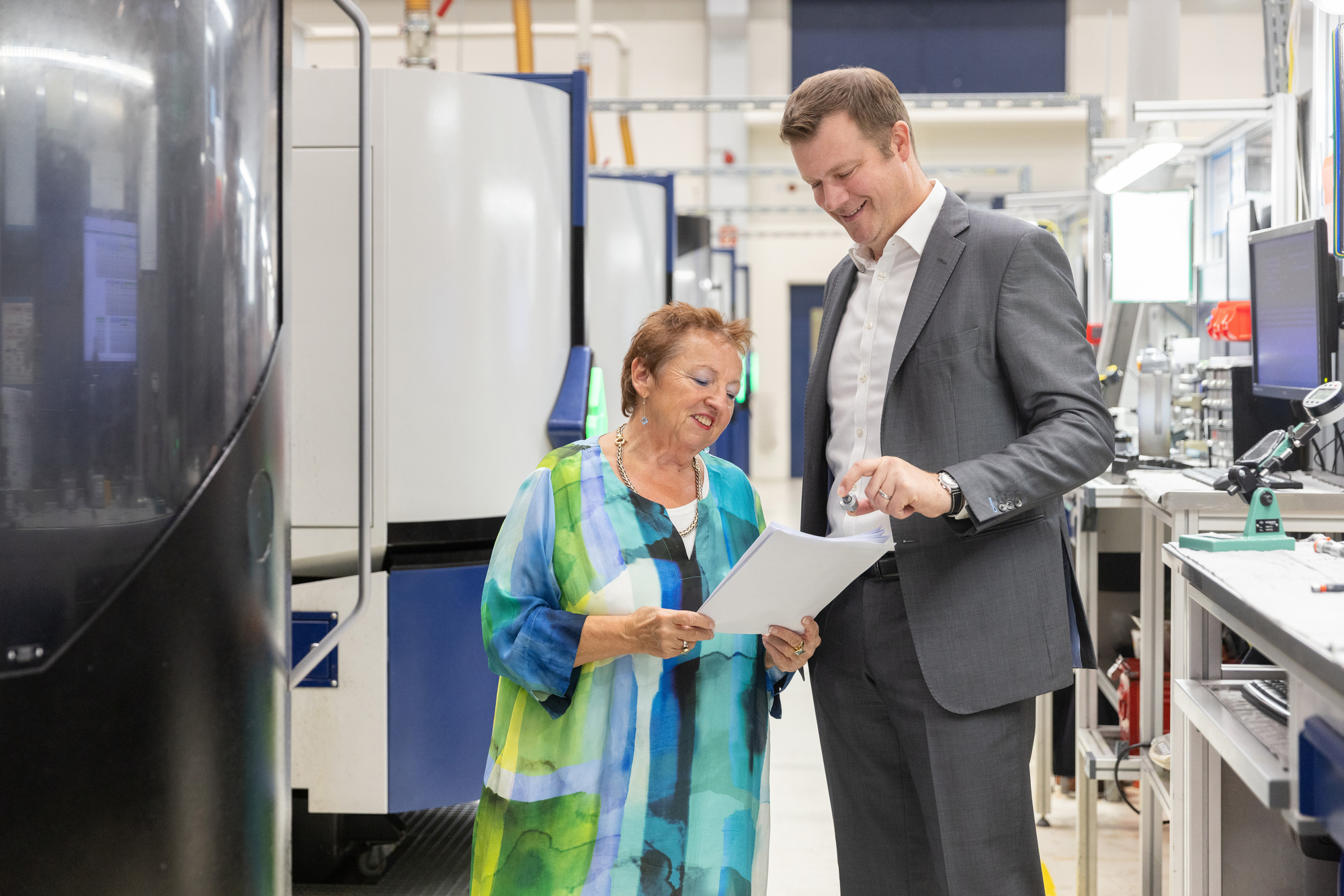 (v.l.n.r.:) Karin Berger-Haggenmiller, ehemalige Geschäftsführerin der Berger-Gruppe, und Jonathan Stringham, Geschäftsführer de