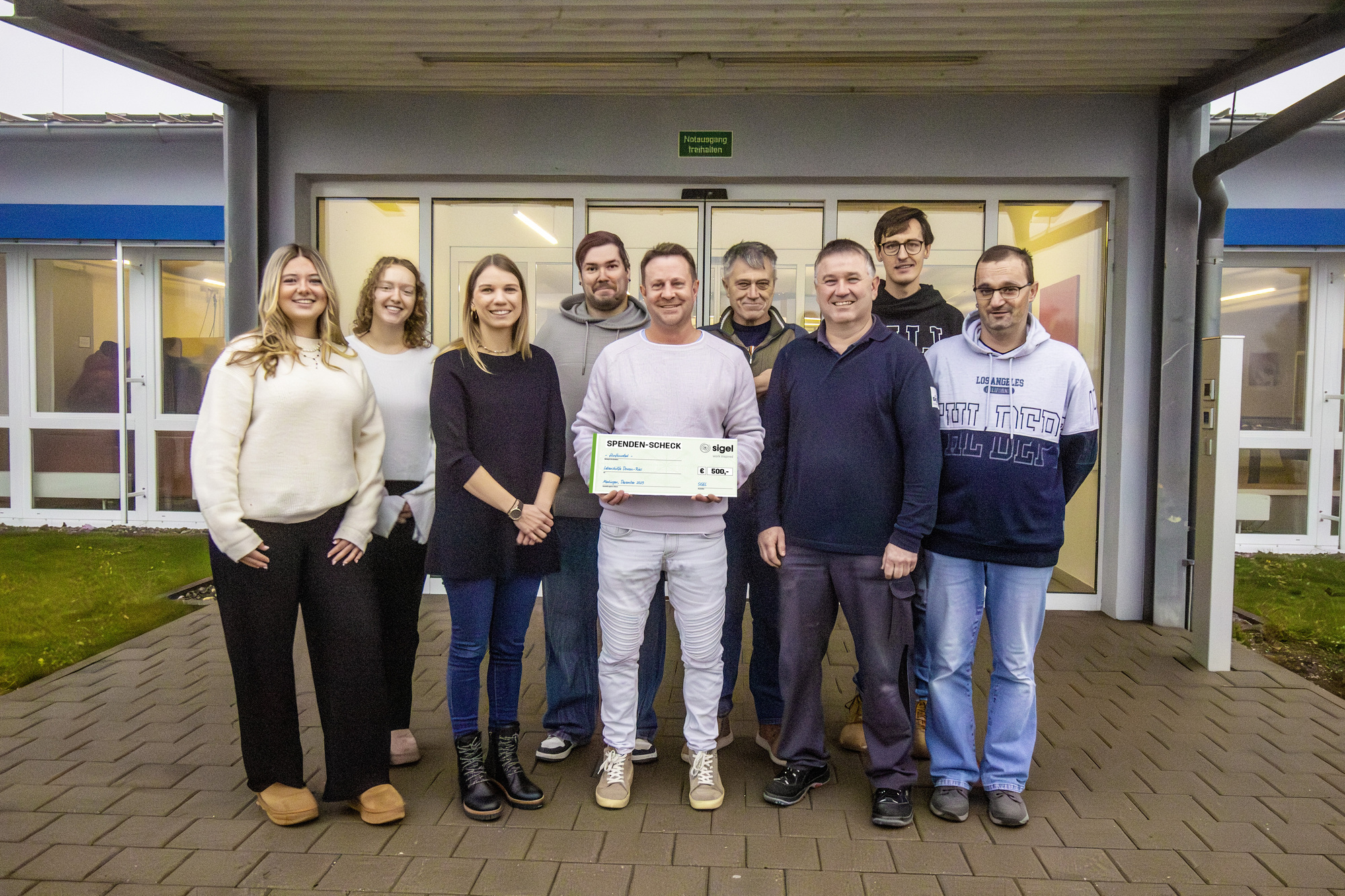 Marietta Wiest und Julia Schuster, beide Auszubildende bei SIGEL, übergeben 500 Euro Spende an die Donau-Ries-Werkstätte in Asb