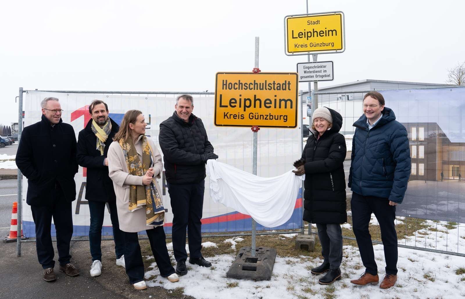 Enthüllen des neuen Ortsschilds mit dem Zusatz „Hochschulsstadt“: (v.l.n.r.) Axel Egermann (Geschäftsführer Regionalmarketing Günzburg), Prof. Dr. Jens Kolb, Jenny Schack, Christian Konrad, Prof. Dr. Uta M. Feser, Hans Reichhart. Foto: HNU