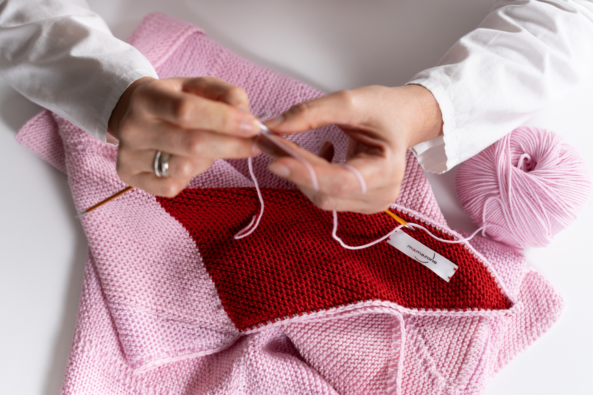 Stricken für Brustkrebspatientinnen: Dazu rufen GRANDEL und mamazone auf. Foto: Dr. Grandel GmbH