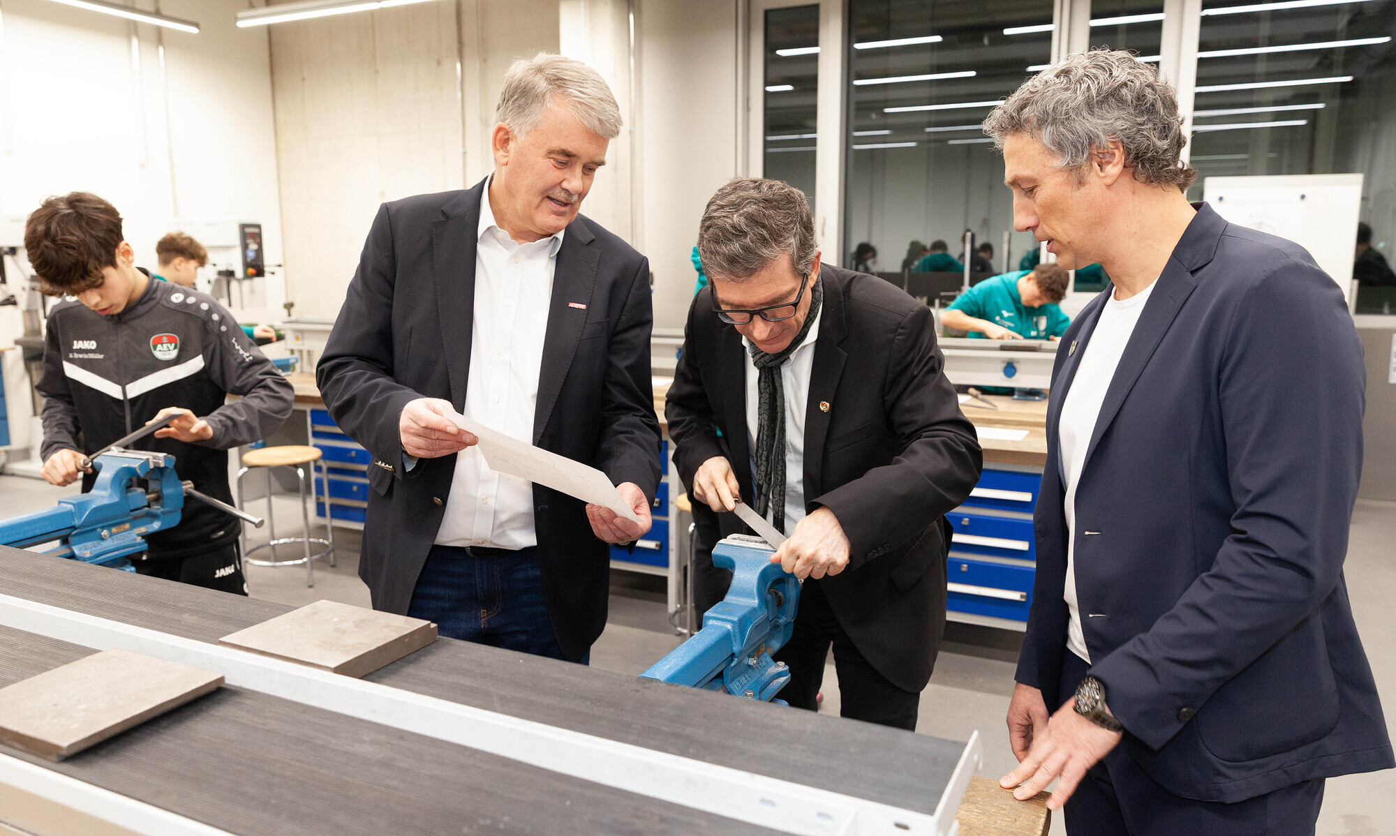 In der Metallwerkstatt legten auch HWK-Hauptgeschäftsführer Ulrich Wagner, AEV-Präsident Lukas Gebele und Roy Stapelfeld, Kaufmä
