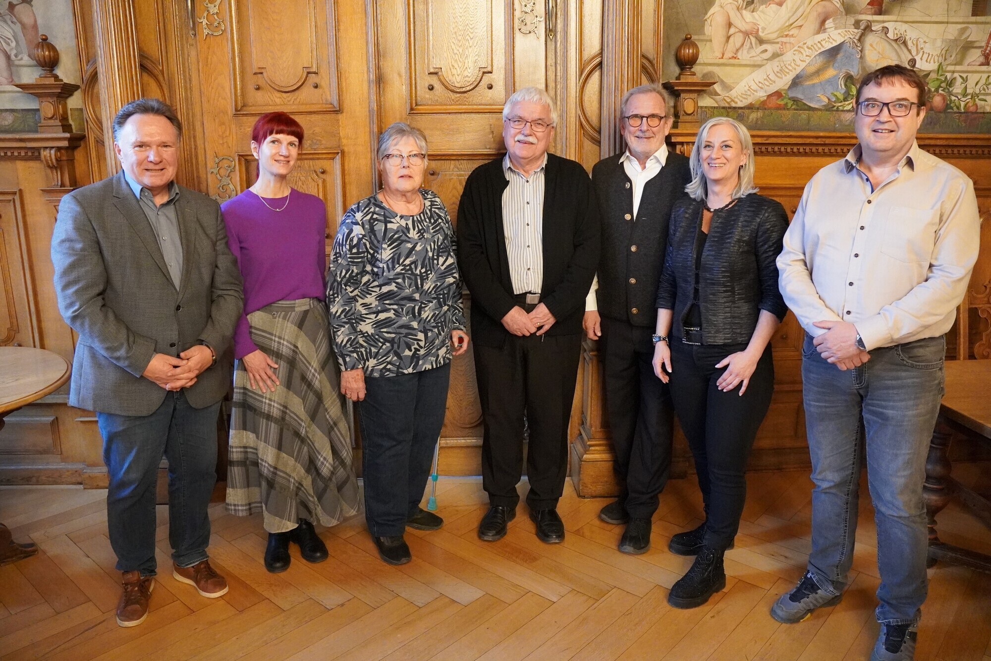 Von links: Oberbürgermeister Stefan Bosse, Iris Dorr, Annemarie Schmalholz (Kneipp-Verein Kaufbeuren-Neugablonz e.V), Wolfgang Groß (Stiftung Nächstenliebe in Aktion), Klaus Müller (Förderverein Fünfknopfturm Kaufbeuren e.V.), Brita Dorr und Andreas Schuh (Leitung Kanalservice bei Dorr). Foto: Christoph Rothe / Stadt Kaufbeuren