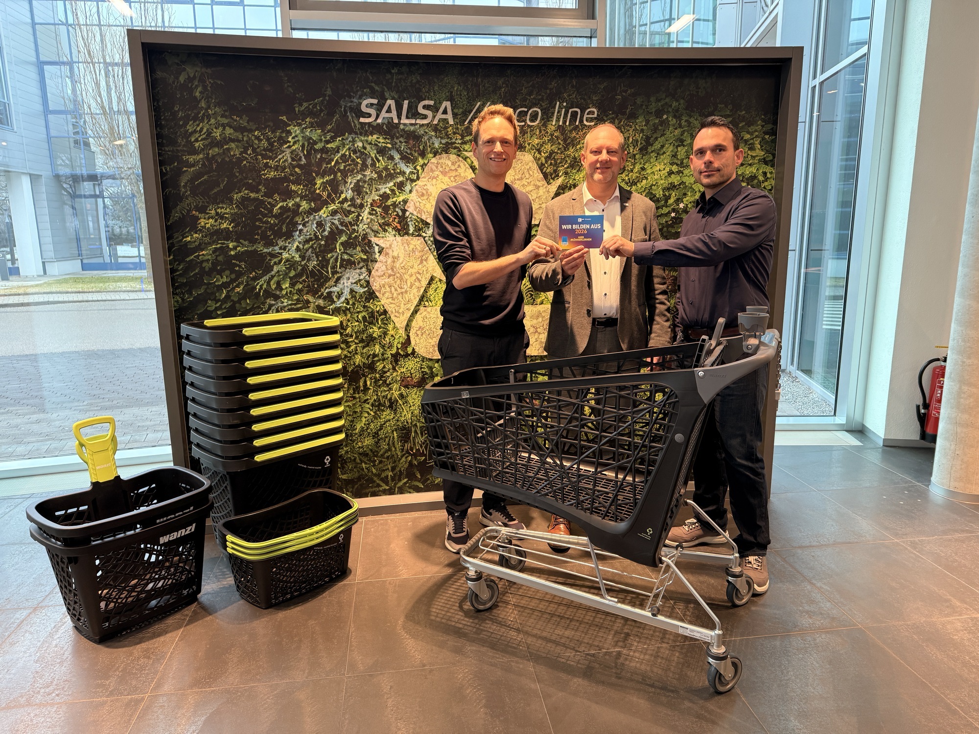 Bei der Übergabe des Ausbildungssignet am Unternehmensstandort. (v.l.n.r.: Michael Breitfelder, IHK-Regionalgeschäftsführer Oliv