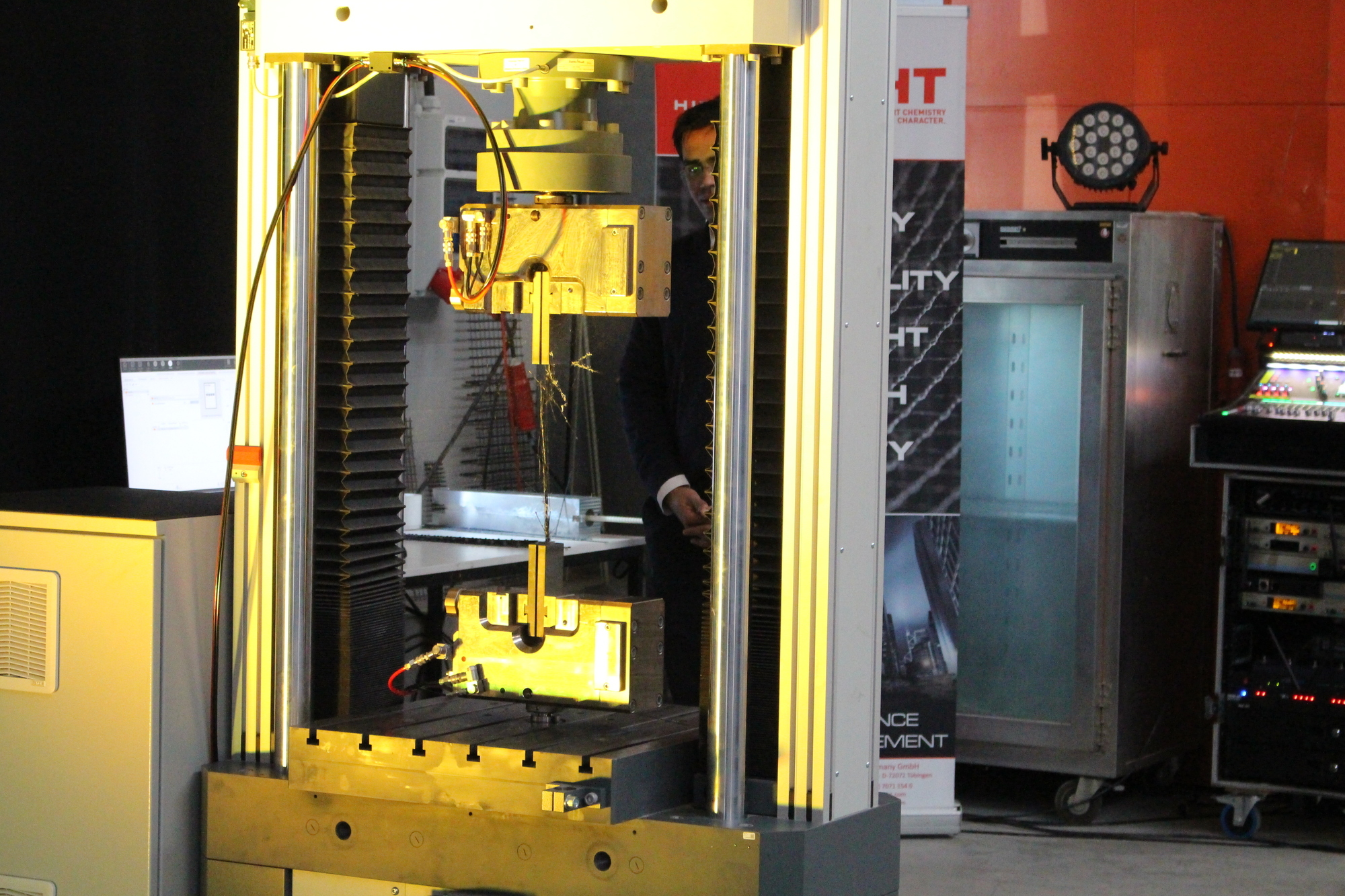 Irgendwann war der Druck zu groß: Der Carbon-Faserstrang ist gerissen. Foto: B4B/ Katharina Seeburger