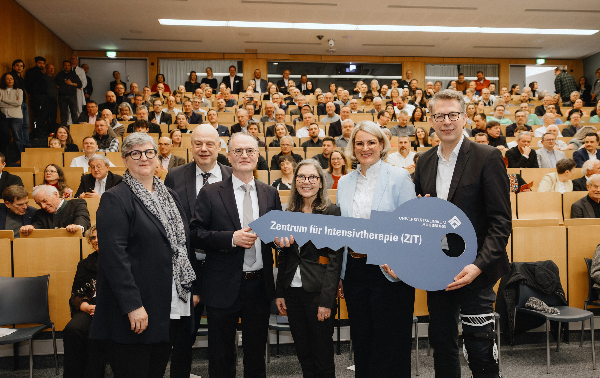 Das Zentrum für Intensivtherapie wurde am Mittwoch in einem feierlichen Eröffnungsakt in Anwesenheit von Wissenschaftsminister Markus Blume offiziell vom Krankenhauszweckverband Augsburg (KZVA) und dem Freistaat Bayern an den Vorstand des Universitätsklinikums Augsburg übergeben. Foto: Universitätsklinikum Augsburg