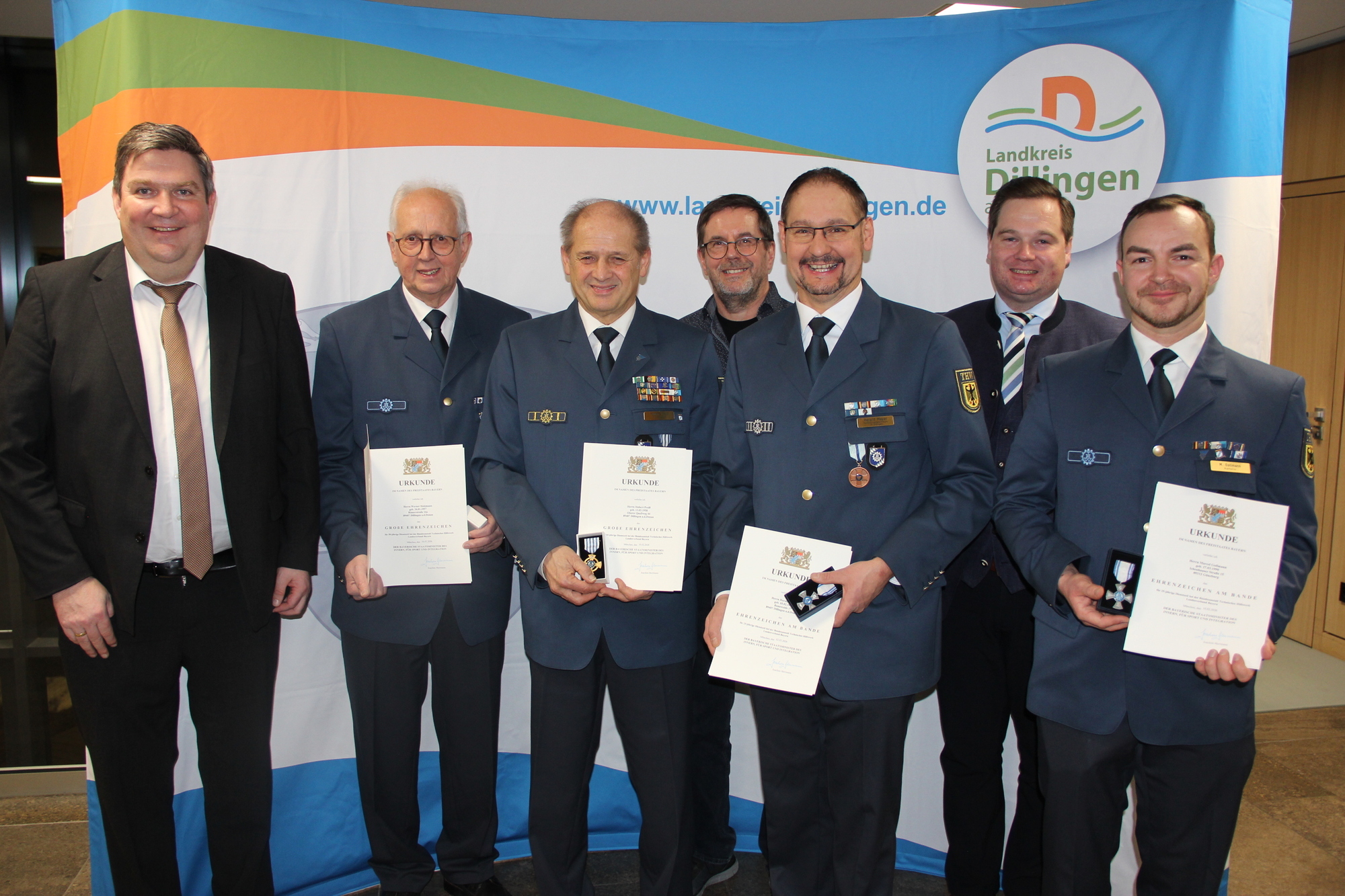 Landrat Markus Müller mit den für Katastrophenschutz zuständigen Mitarbeitern des Landratsamtes bei der Übergabe der Ehrung an d