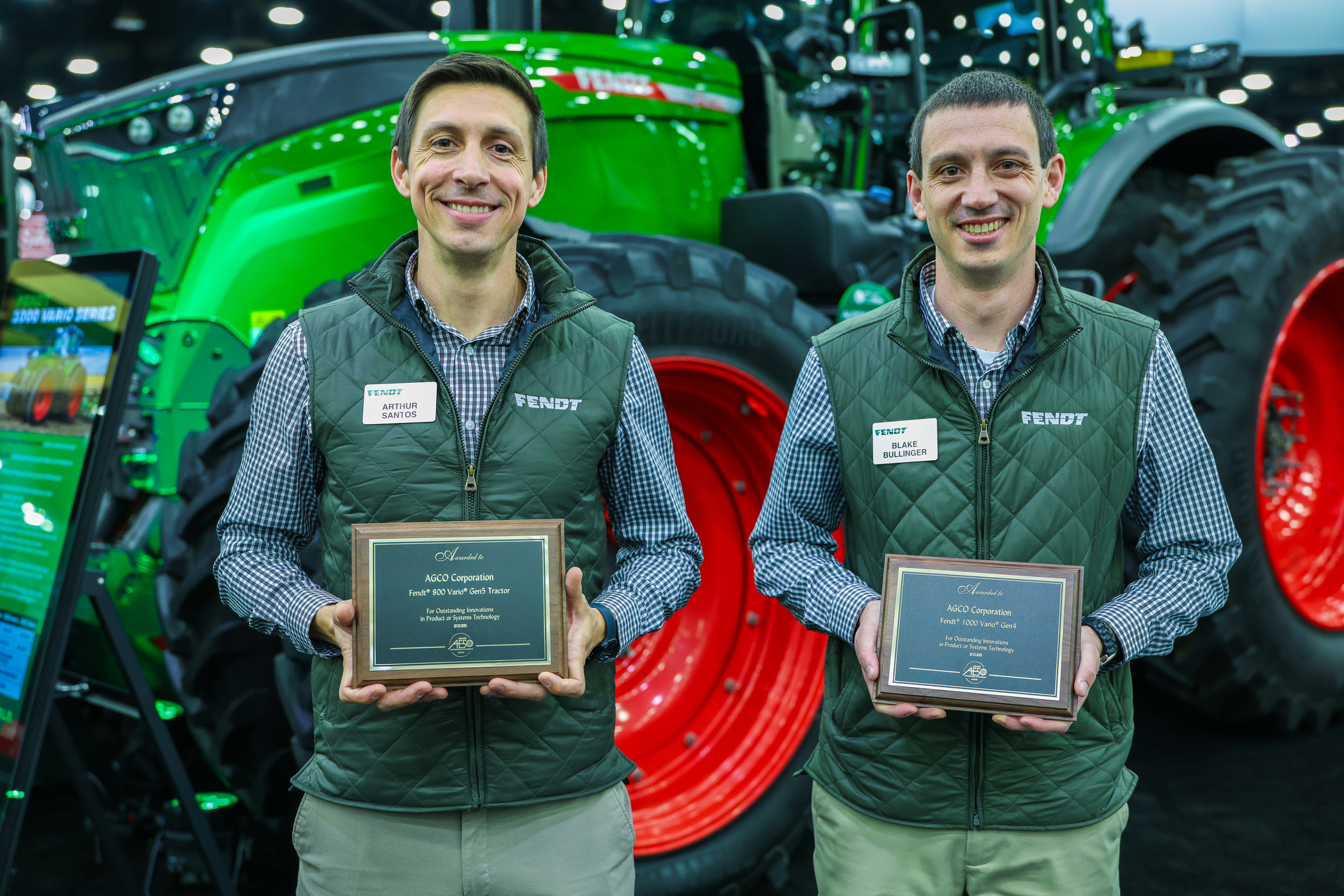 Von links: Arthur Santos und Blake Bullinger vom nordamerikanischen Fendt-Team mit den AE50 Awards. Foto: Fendt / AGCO