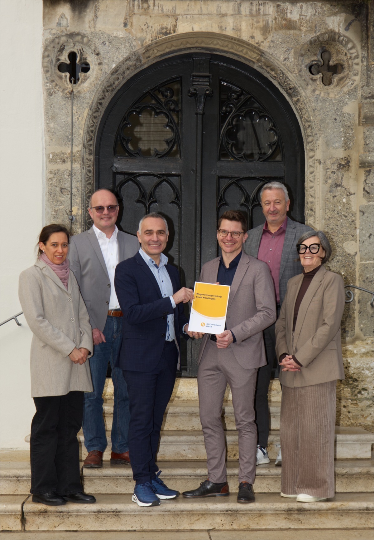 (v.l.n.r:) Nicole Schwarz, Juristin bei der Stadt Nördlingen, Bernhard Kugler, Kämmerer der Stadt Nördlingen, Nihat Anaç, Geschä