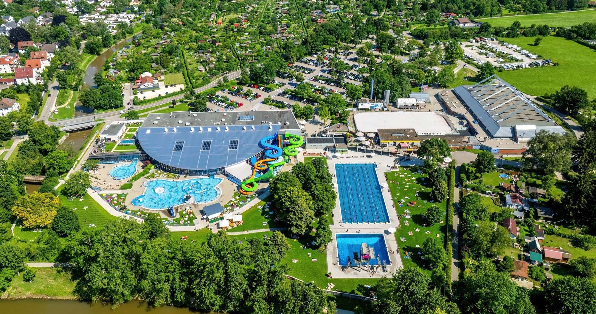 Gesamtansicht des Donaubads in Ulm/ Neu-Ulm.
