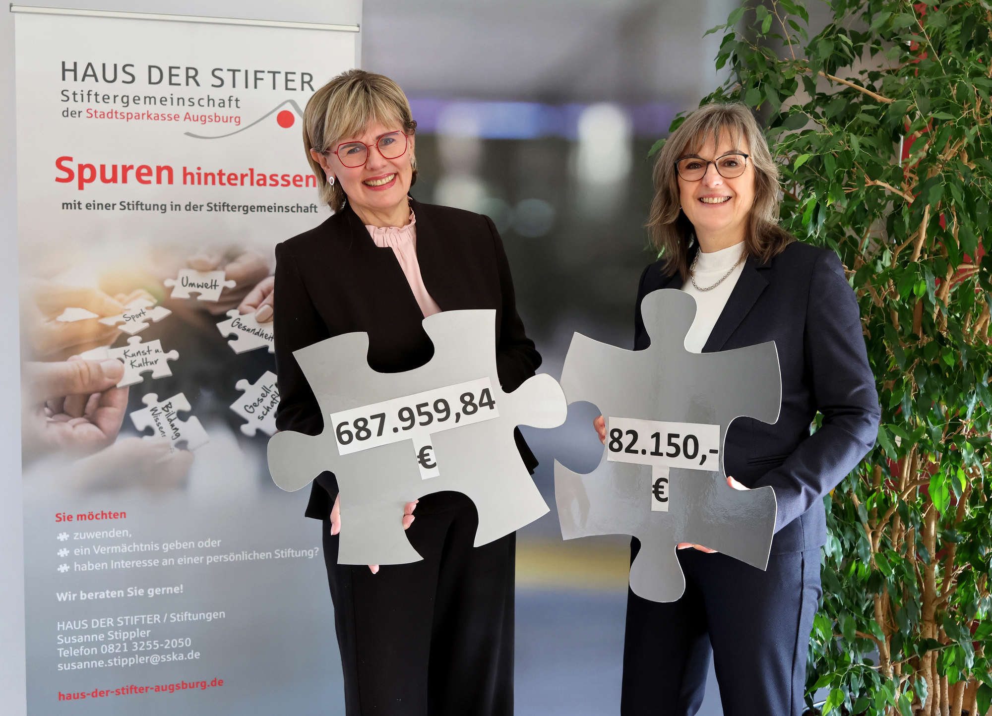 (v.l.n.r.:) Über das tolle Spendenergebnis freuen sich Cornelia Kollmer und Stiftungs beraterin Susanne Stippler.