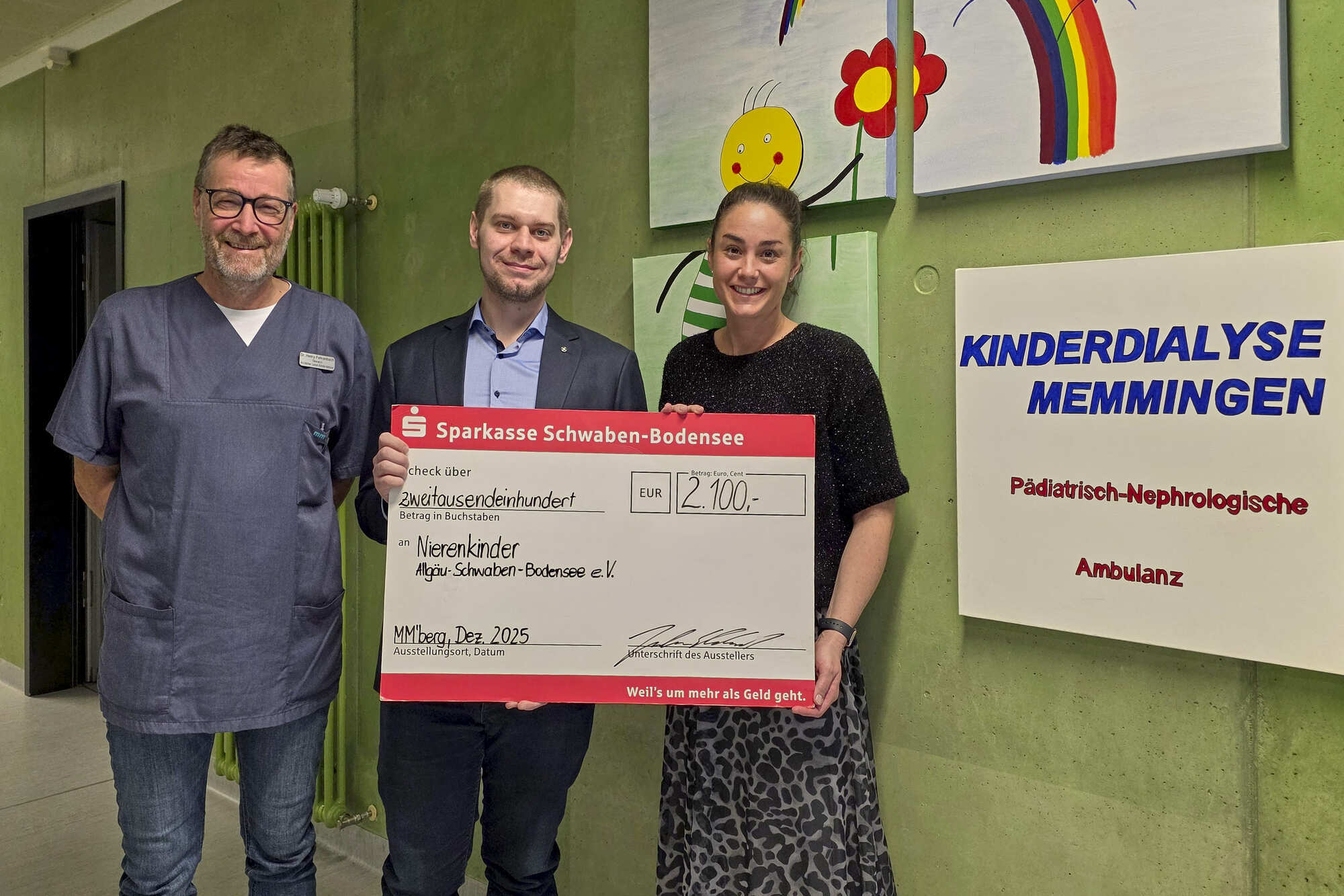 Oberarzt Dr. med. Henry Fehrenbach, Leiter des KfH-Nierenzentrums für Kinder und Jugendliche am Klinikum Memmingen, Julian Eber