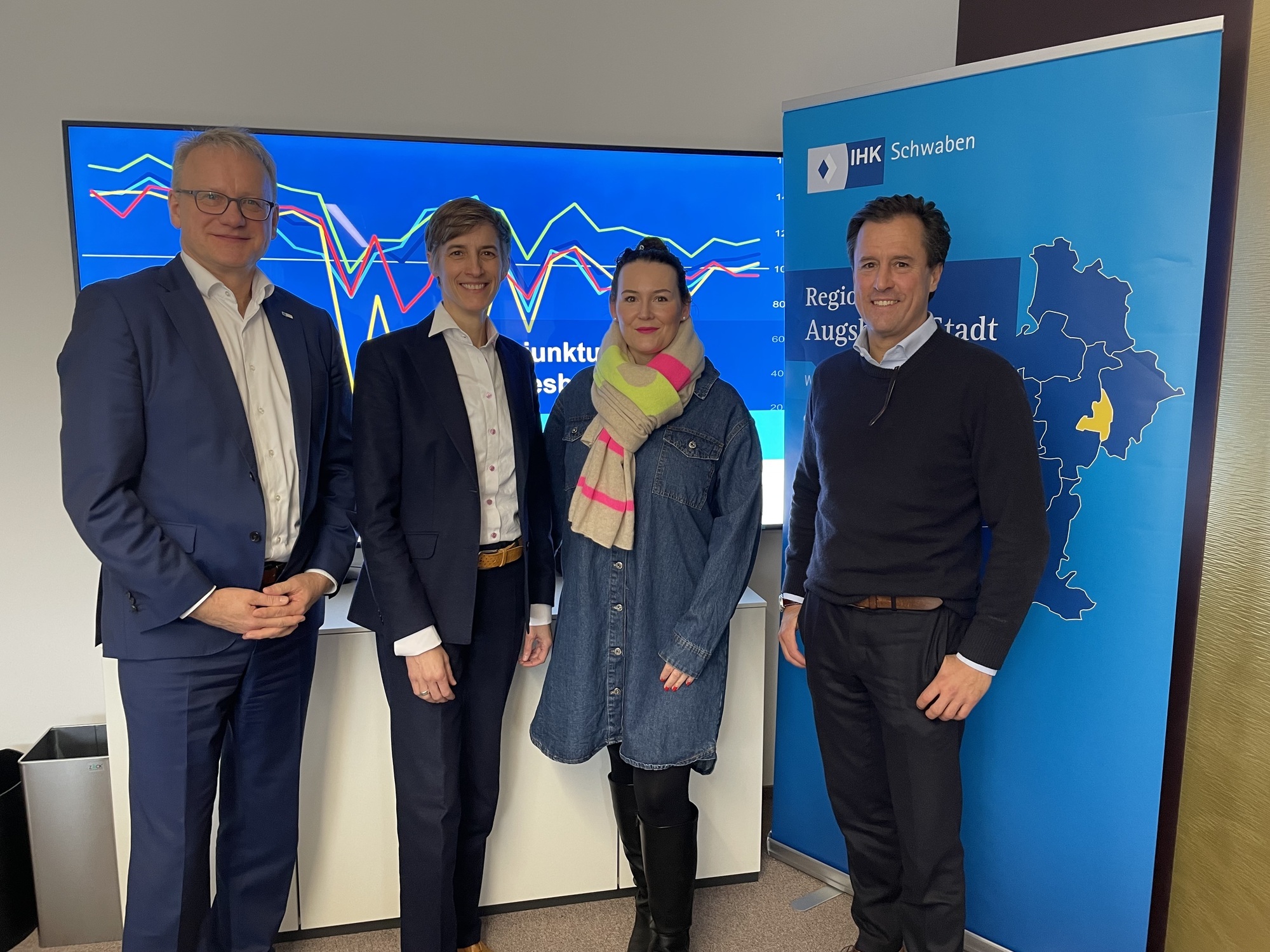 (v.l.n.r.): IHK-Regionalgeschäftsführer Jens Walter, Vorsitzende Ellen Dinges-Dierig, Vorstandsmitglied Ariane Grandel und stellv. Vorsitzender Sebastian Priller bei der Vorstellung der regionalen Konjunkturdaten für Augsburg-Stadt. Foto: IHK Schwaben