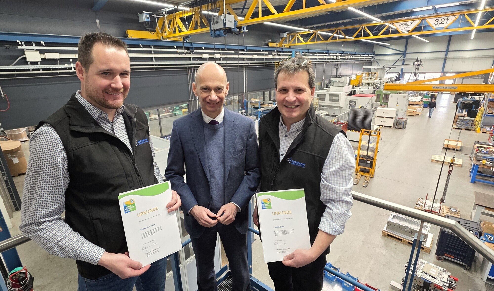 Landrat Elmar Stegmann (Mitte) hat die Urkunde des Umwelt- und Klimapaktes an Heinz-Jürgen Dieterle (r.), Geschäftsführer von ERBIWA, und an Andreas Kitzelmann (l.), Prokurist/ Betriebsleiter, übergeben.  Foto: Landkreis Lindau/Nadja Krassik