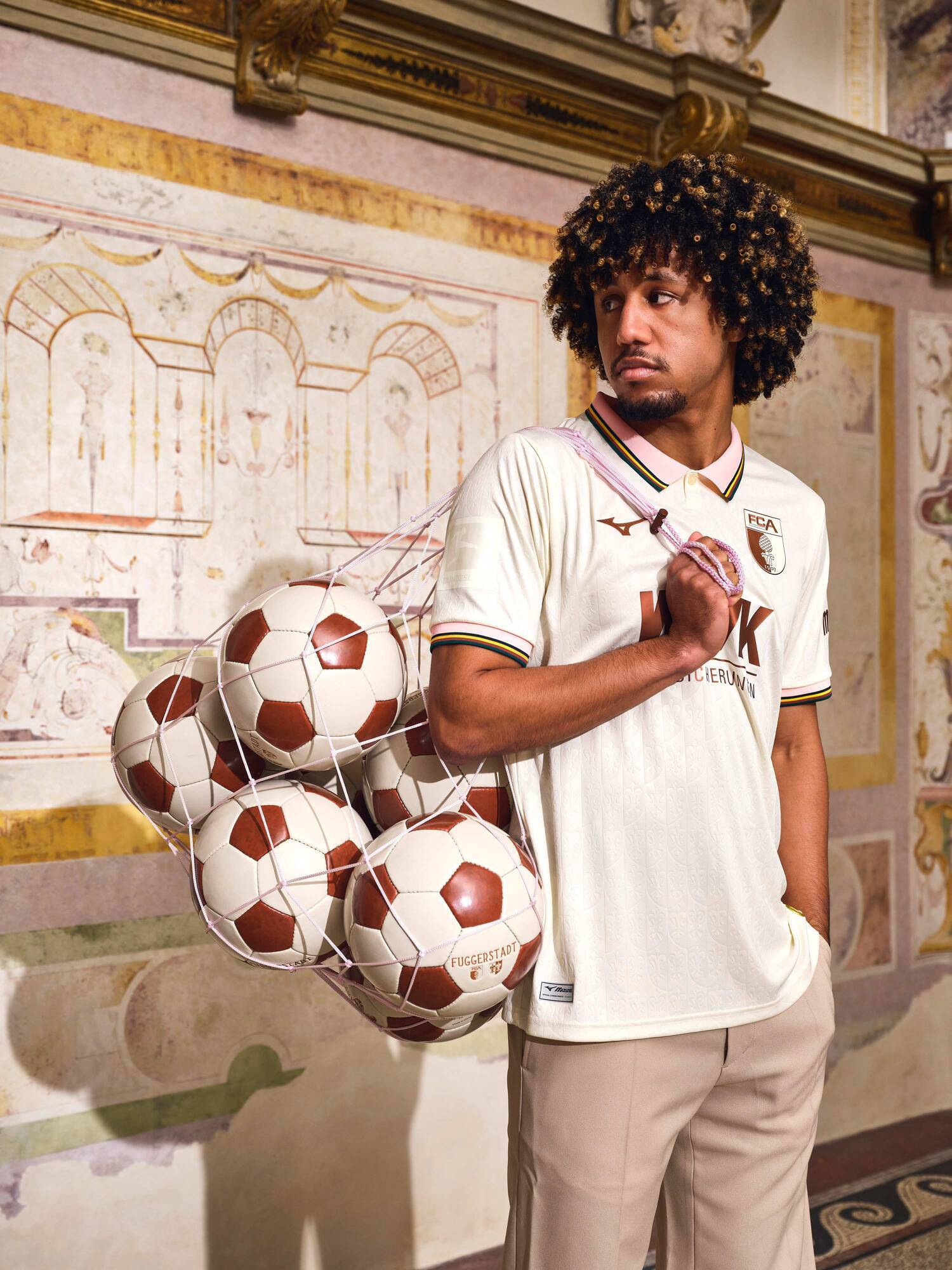 Das sind die neuen Fuggerstadt-Sondertrikots des FC Augsburg.