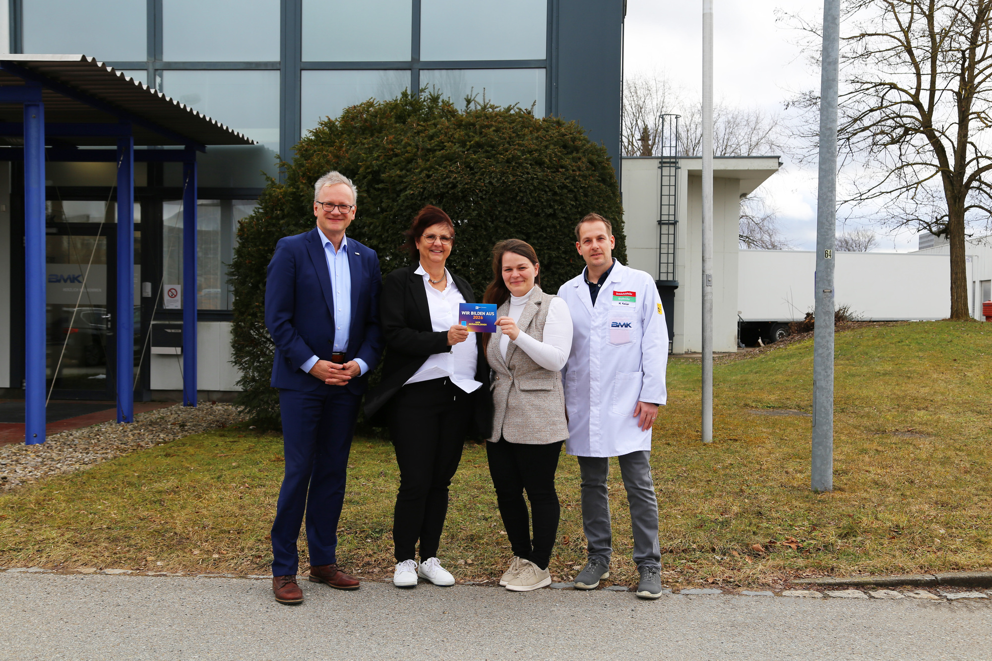 Jens Walter (l.) von der IHK Schwaben hat Bärbel Götz (2. v. l.), Geschäftsführerin bei HANZA BMK, das neue Ausbildungs-Signet überreicht. Foto: HANZA BMK